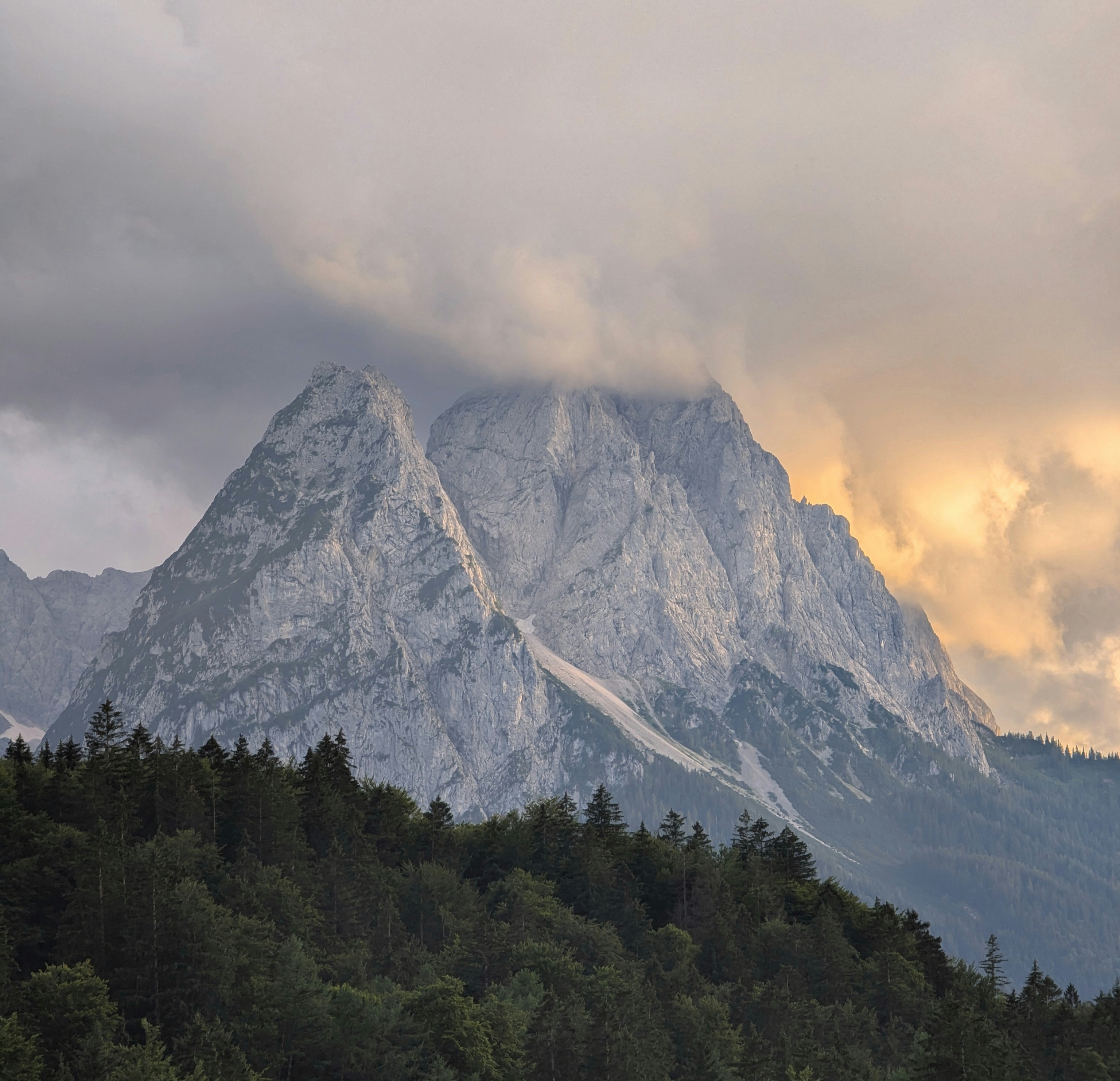 Ein großer Berg mit Bäumen im Vordergrund