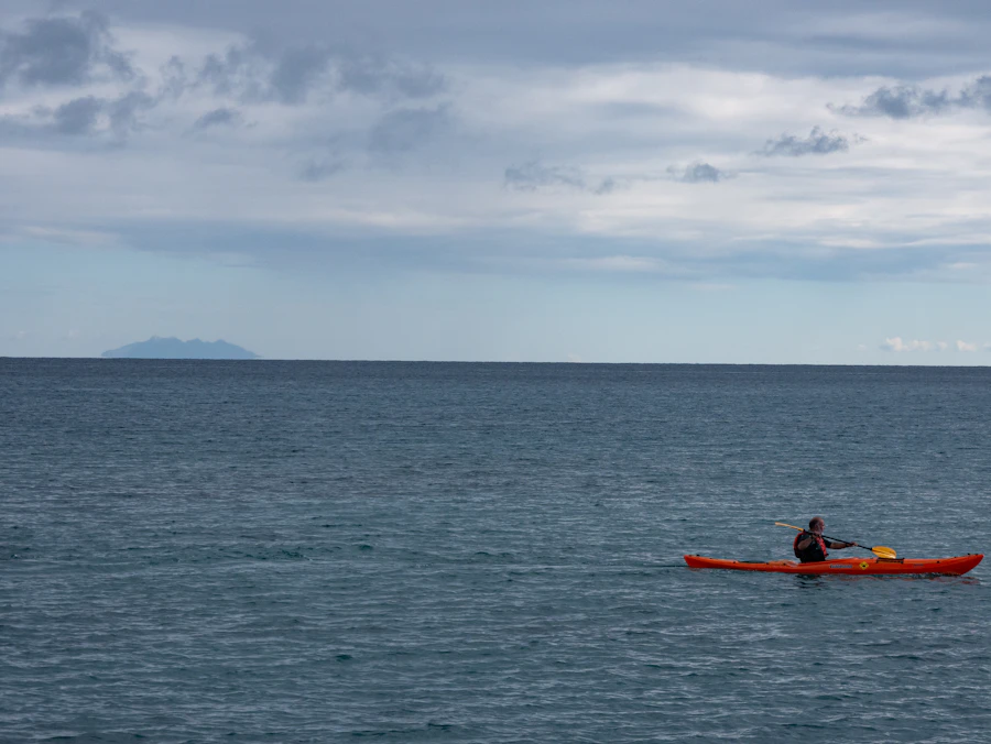 Persona haciendo kayak en mar abierto, el tipo de viaje que deja arena y sal en una bolsa impermeable de TPU