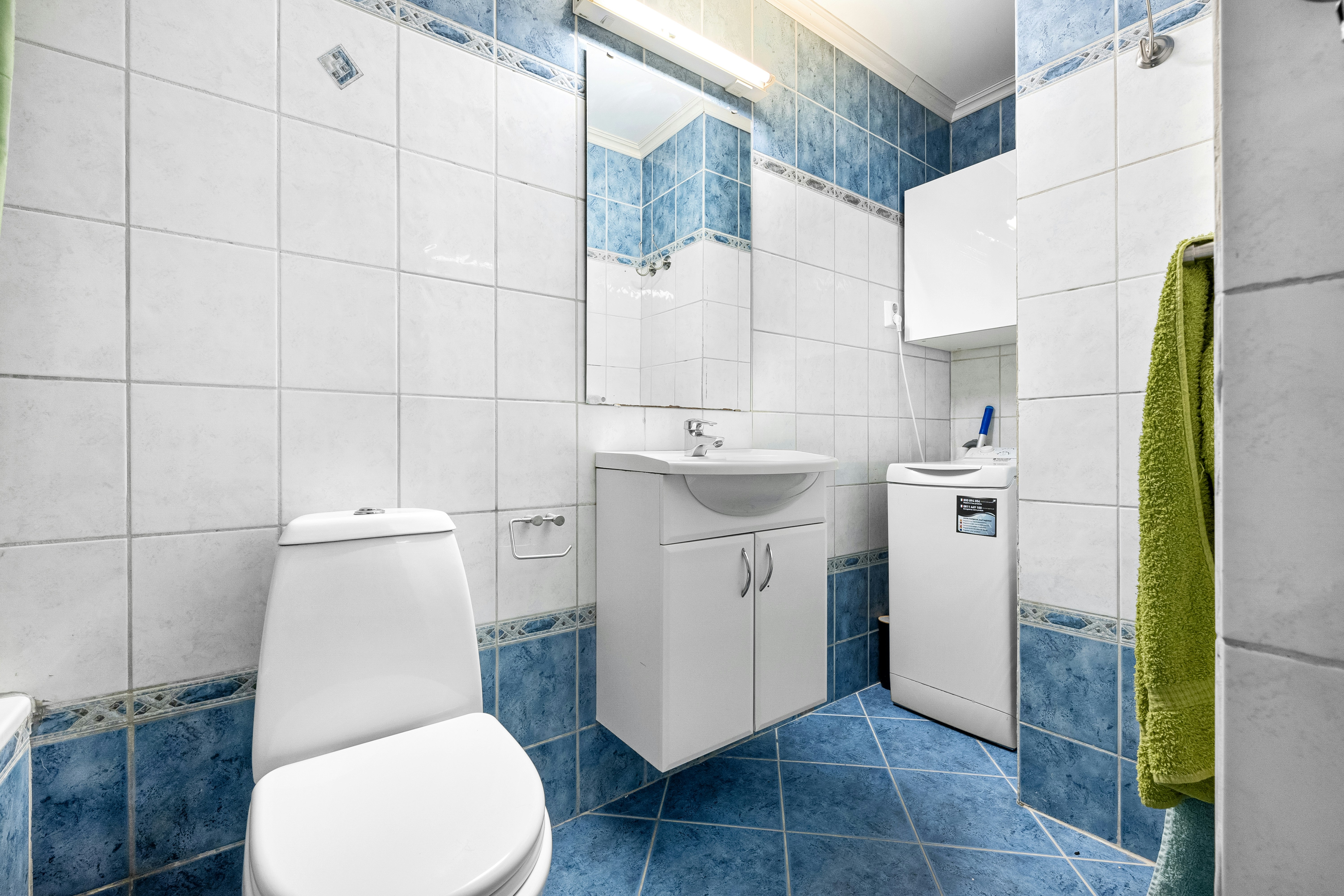 Eski banyo fayanslarının üzerine boya uygulanarak yenilenmiş, modern ve temiz görünümlü bir banyo dekorasyonu.