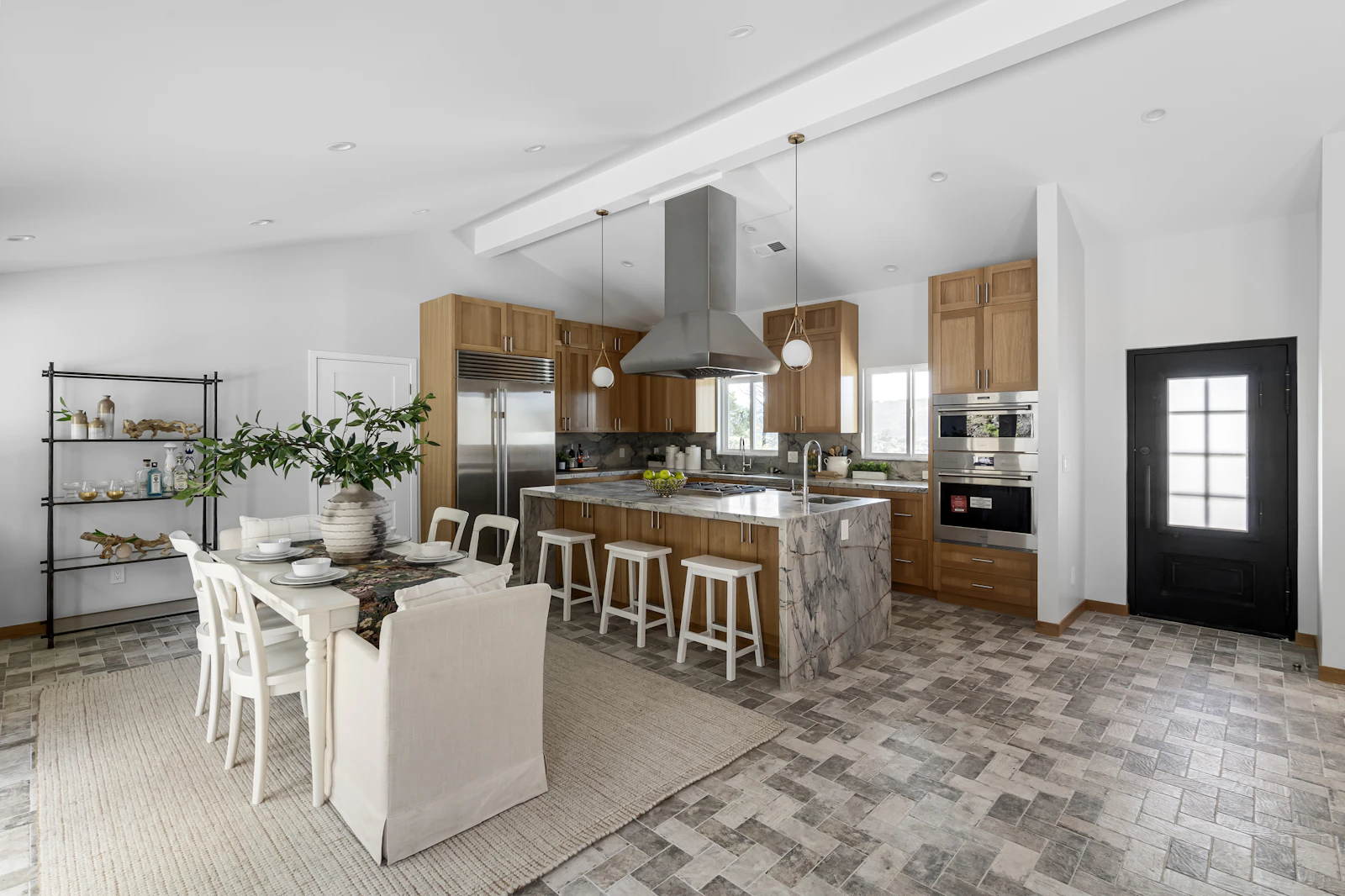 Просторная кухня-гостиная с мягкой нейтральной палитрой