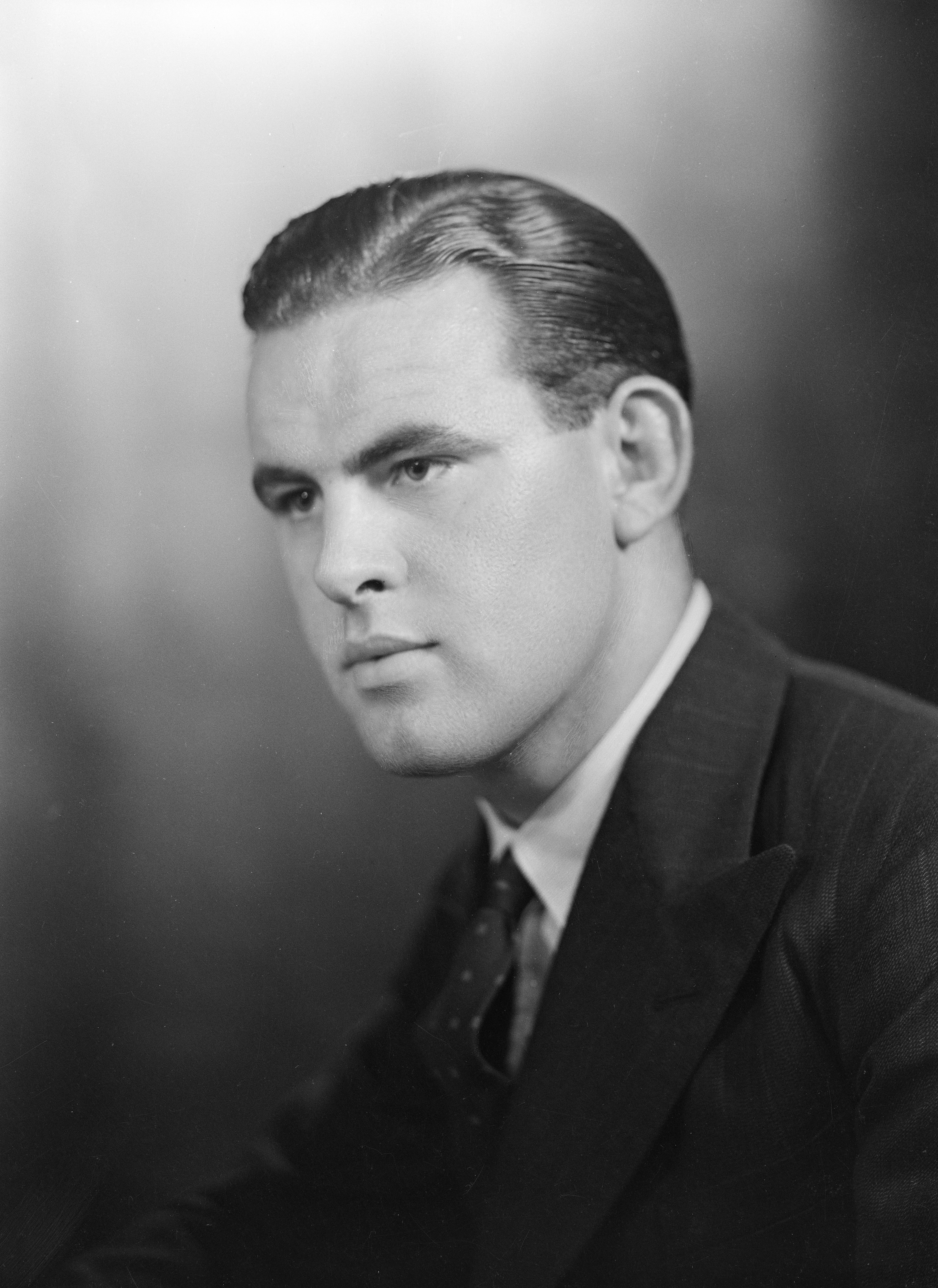 スーツ姿の男が横を見ている。