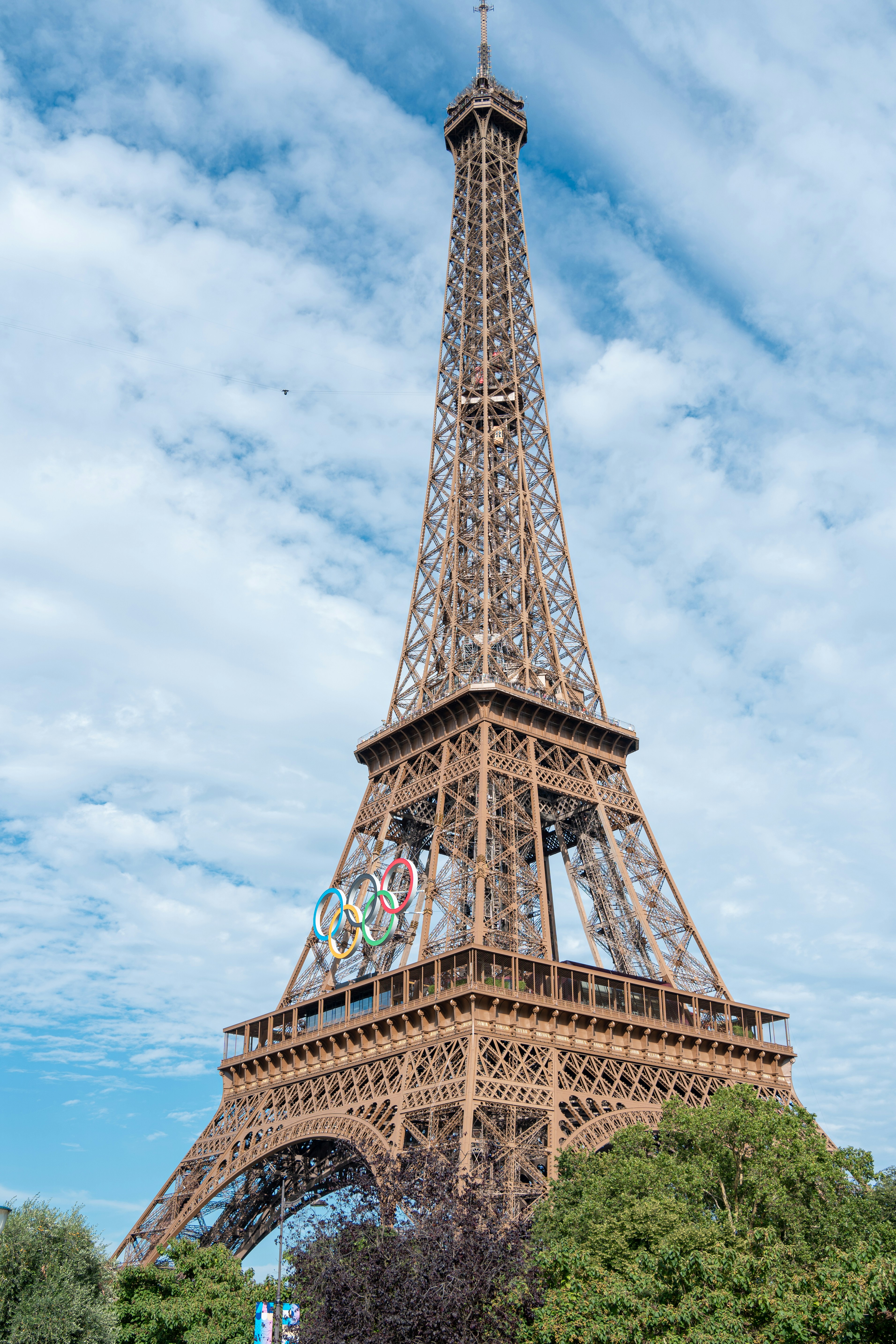 파리 시내에 우뚝 솟은 에펠탑