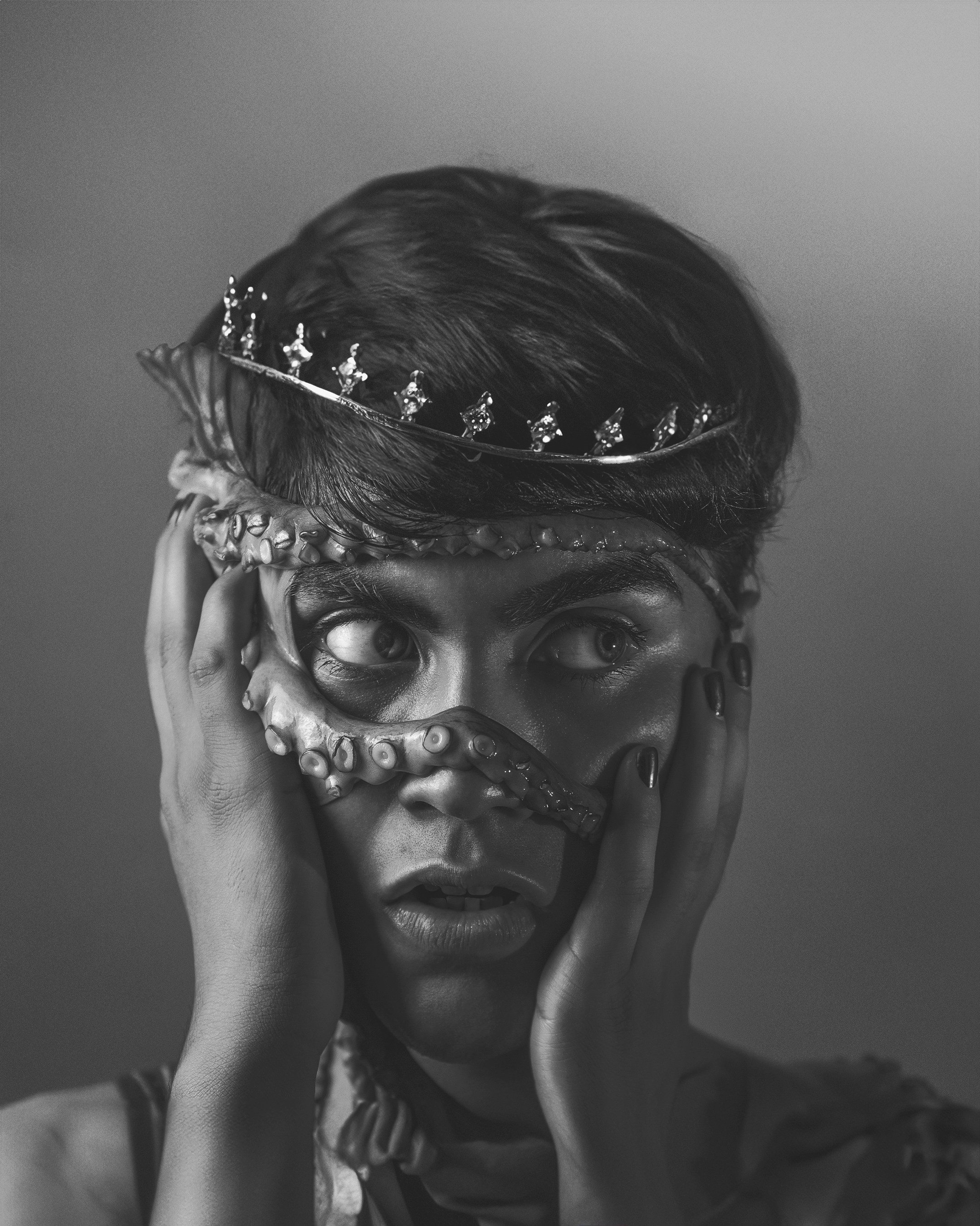 A black and white photo of a woman with a crown on her head photo ...