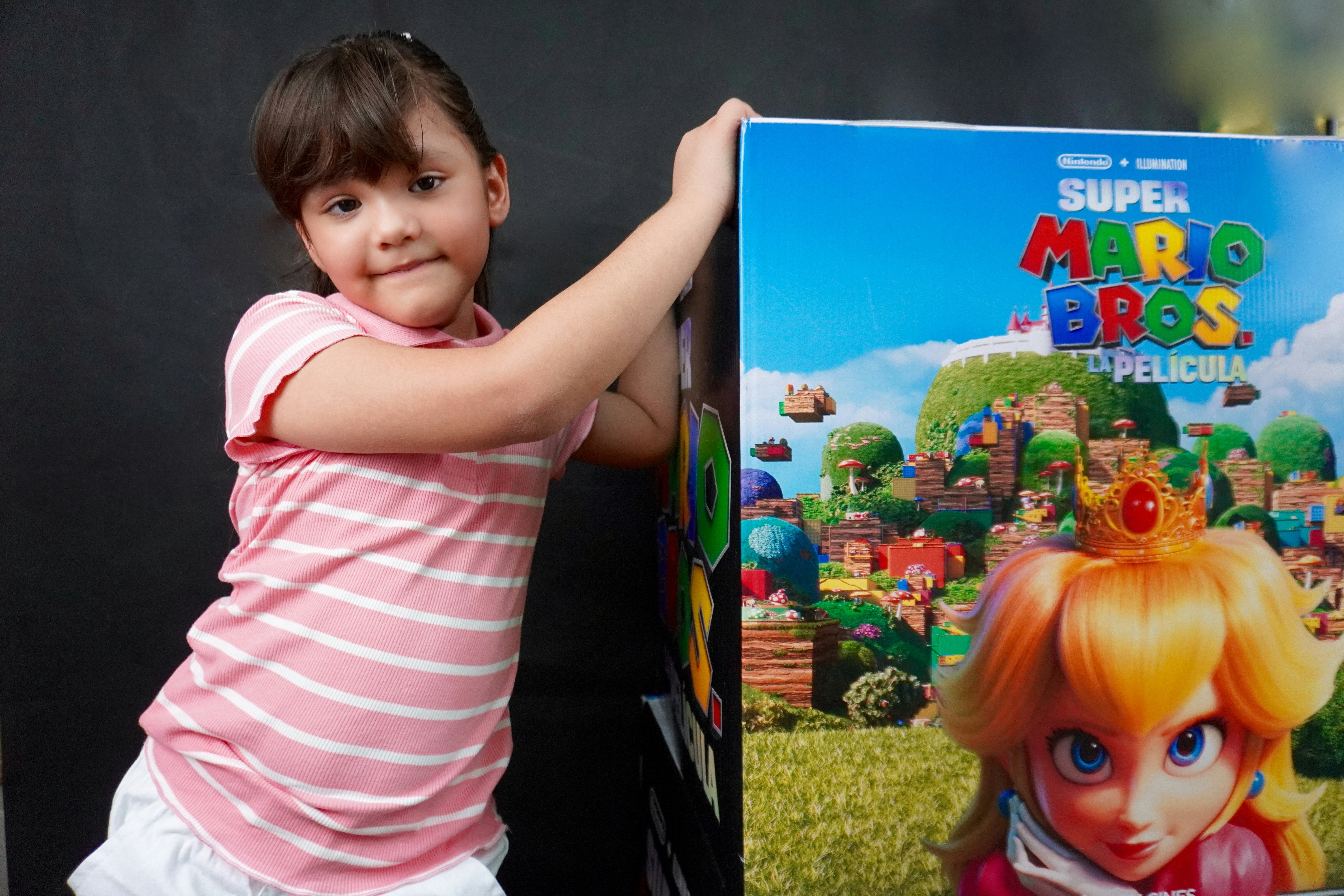 포스터 옆에 서 있는 어린 소녀