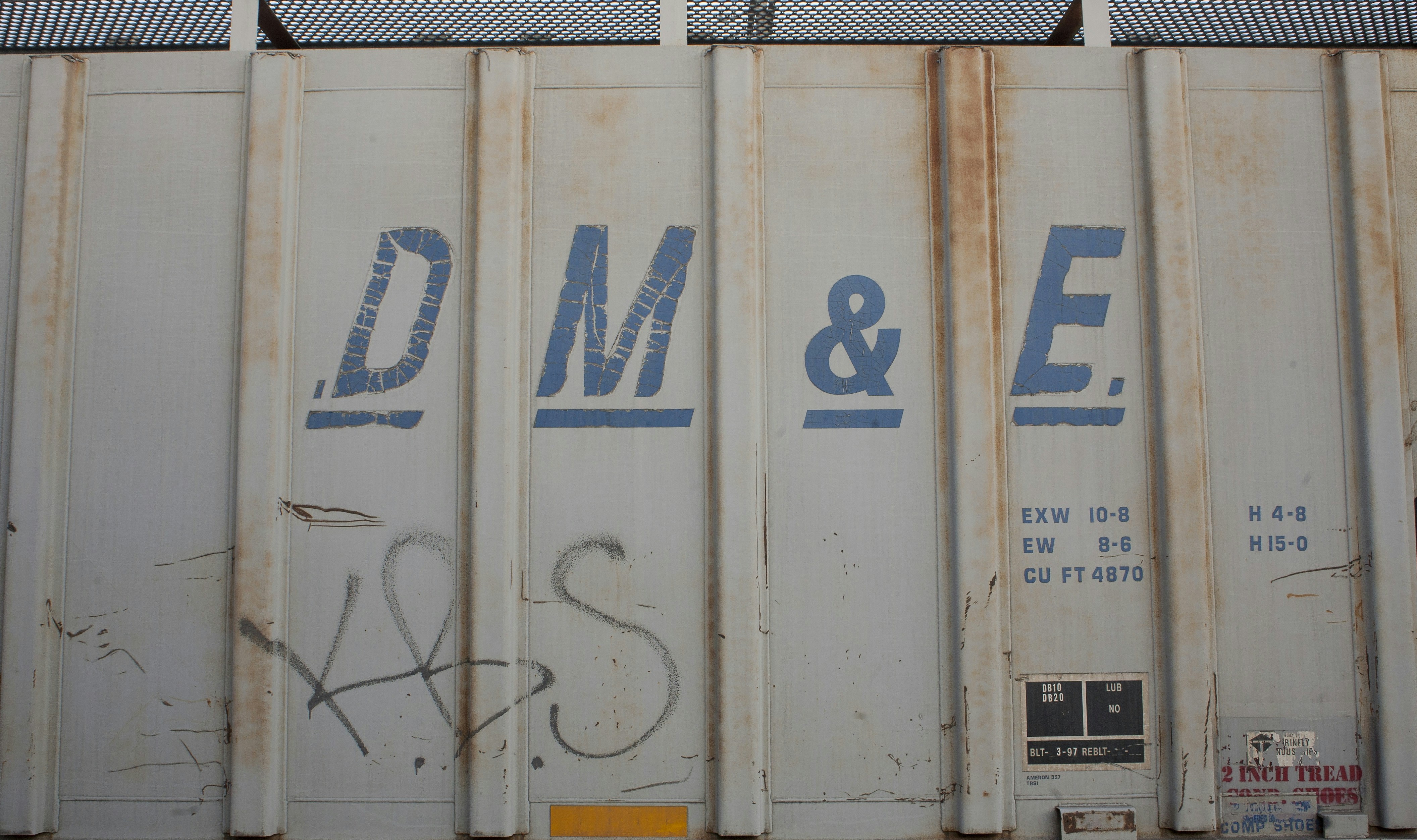 A train car with graffiti on the side of it