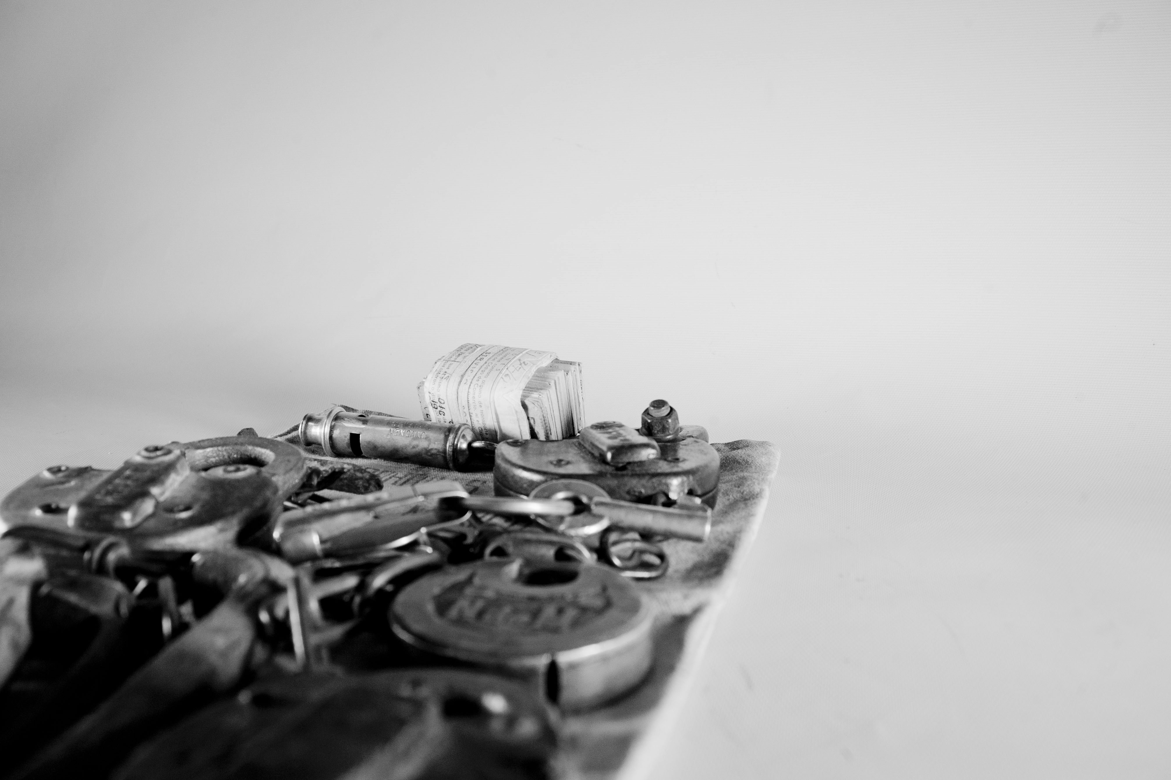 A black and white photo of a bunch of keys
