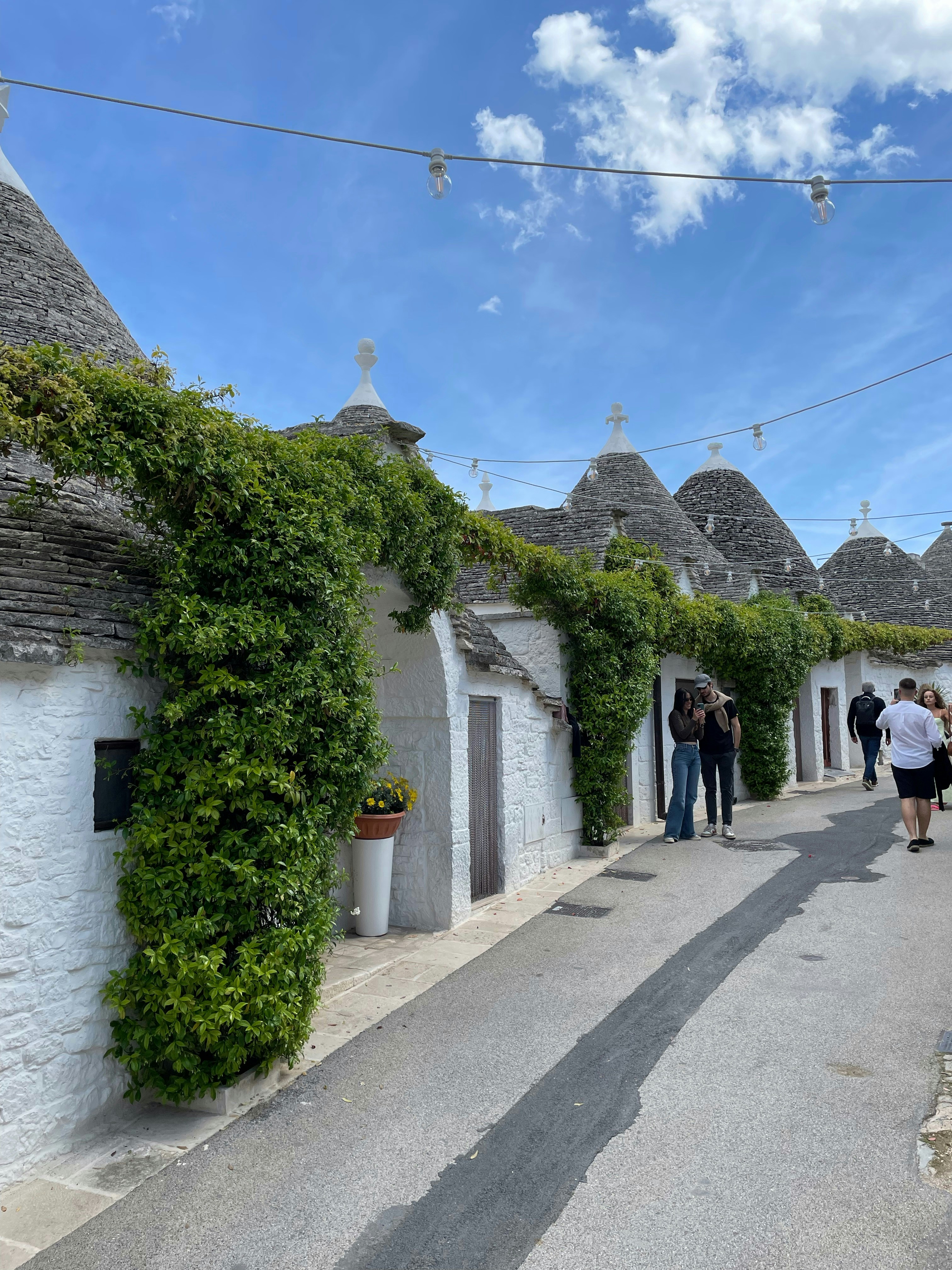 Un groupe de personnes se tenant à l’extérieur d’un bâtiment