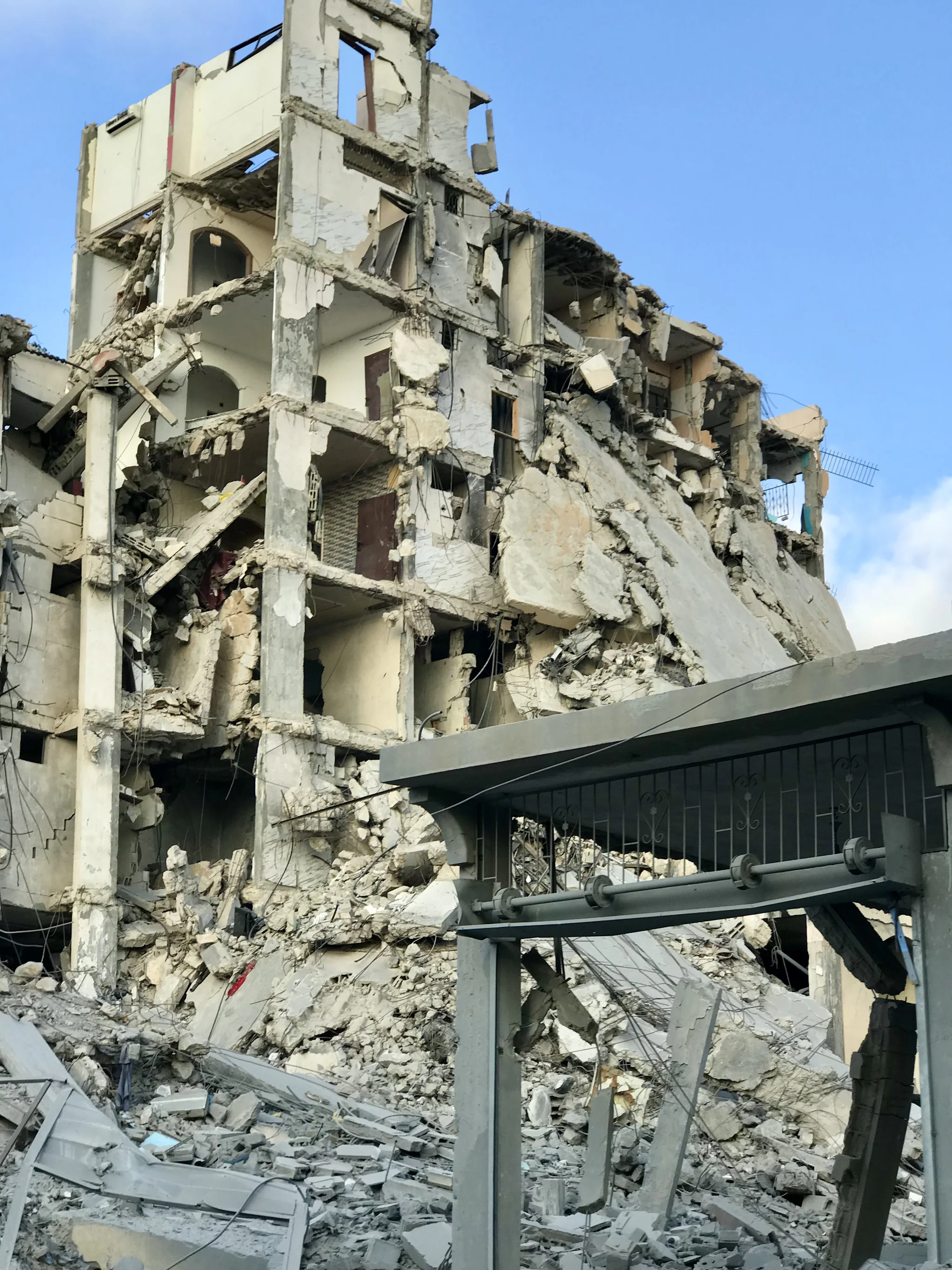 Un grand bâtiment réduit à l'état de décombres