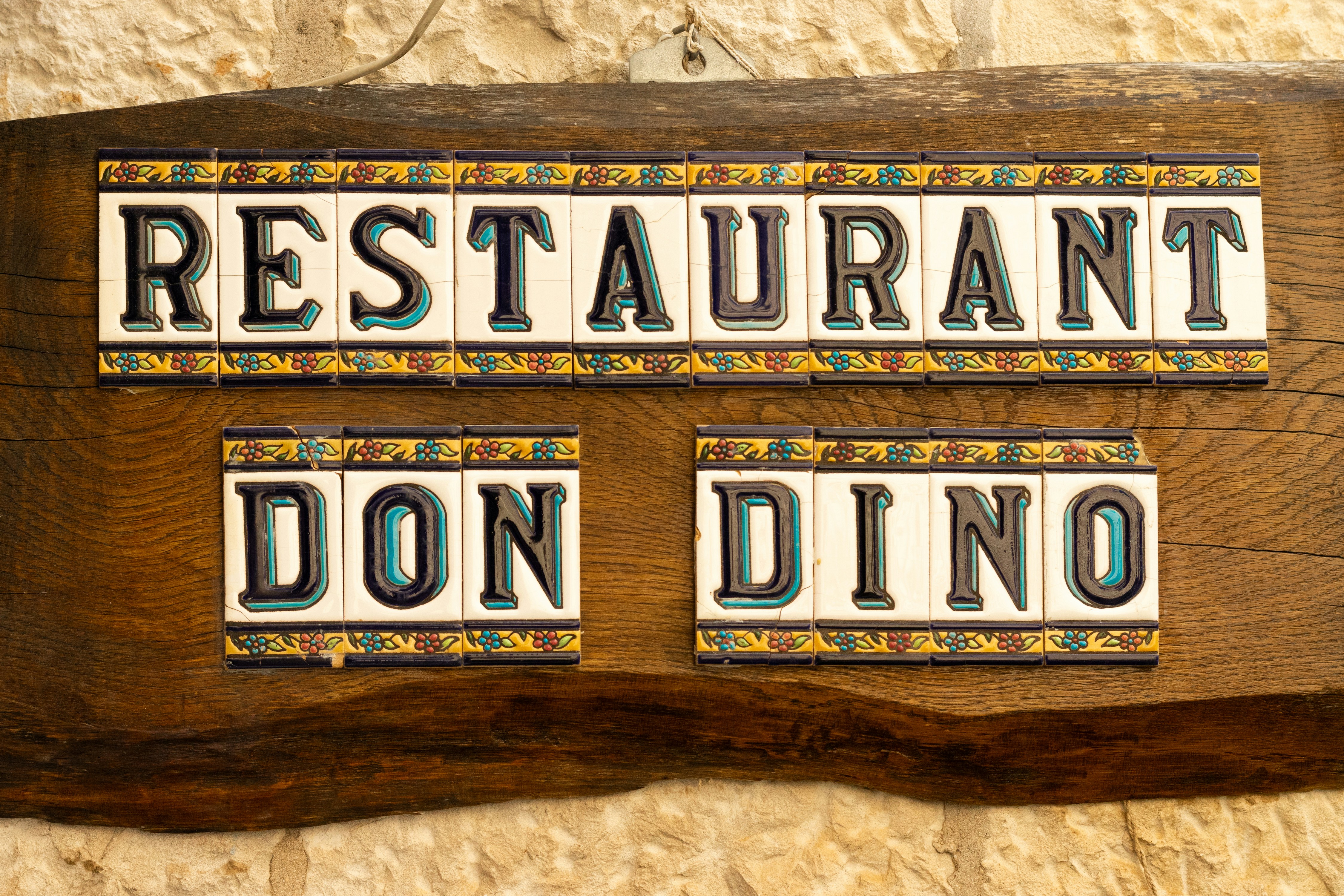 Un panneau sur lequel est écrit restaurant don dino