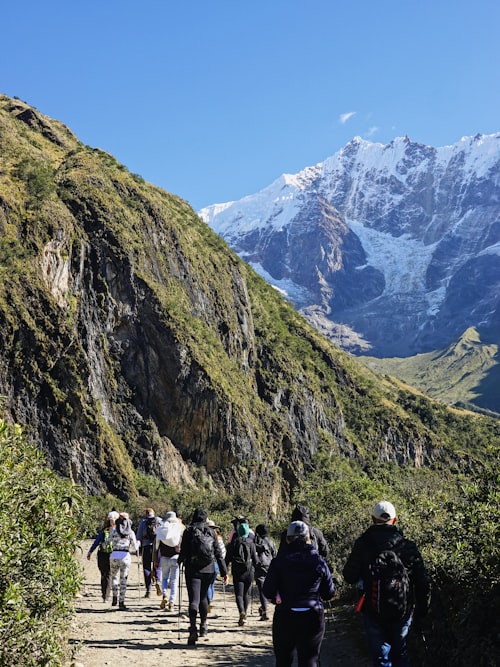 Rombongan trekking berjalan bersama pemandu