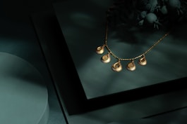 A picture of a necklace on a table