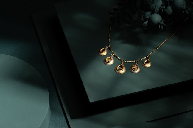 A picture of a necklace on a table