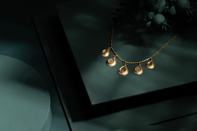 A picture of a necklace on a table