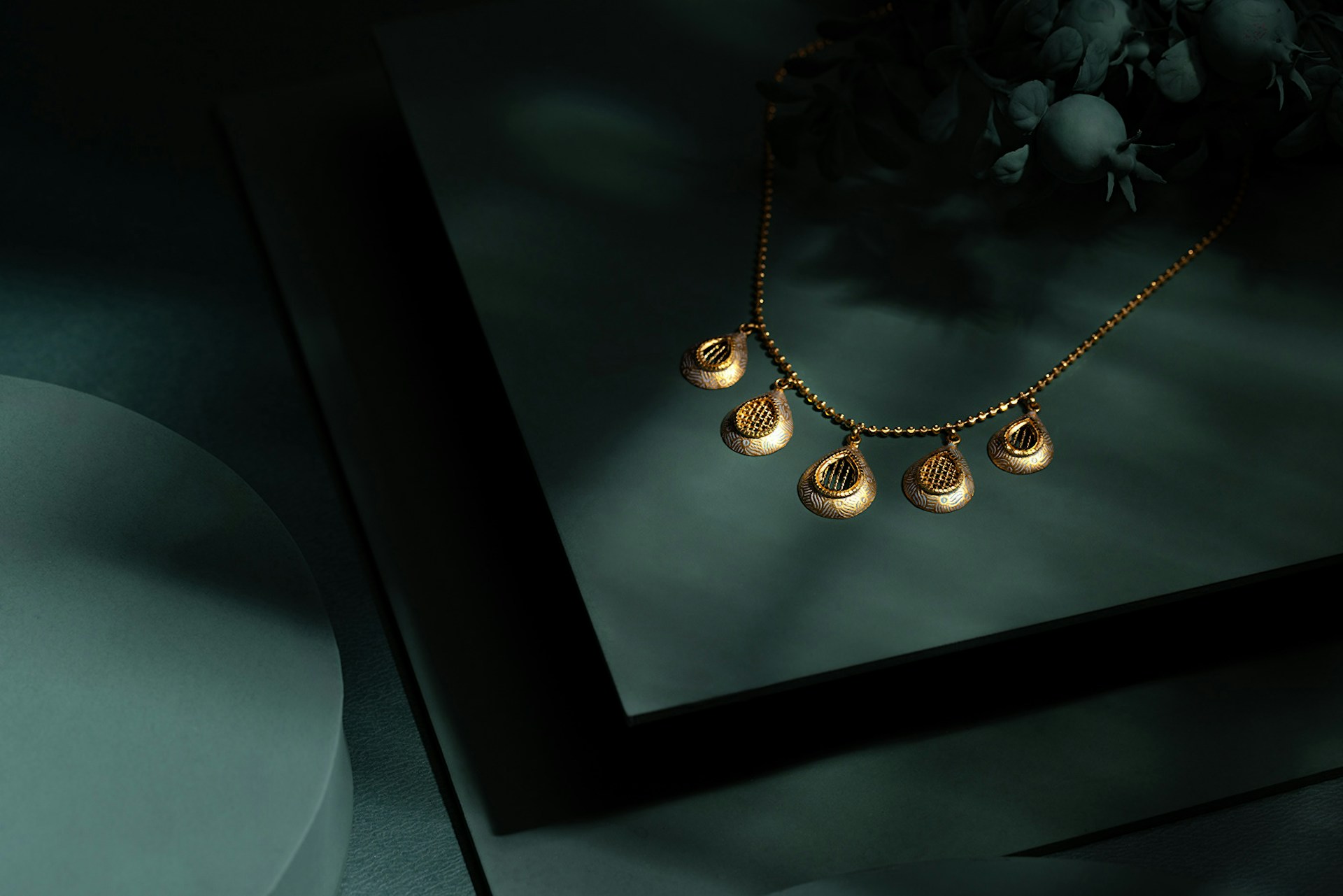 A picture of a necklace on a table