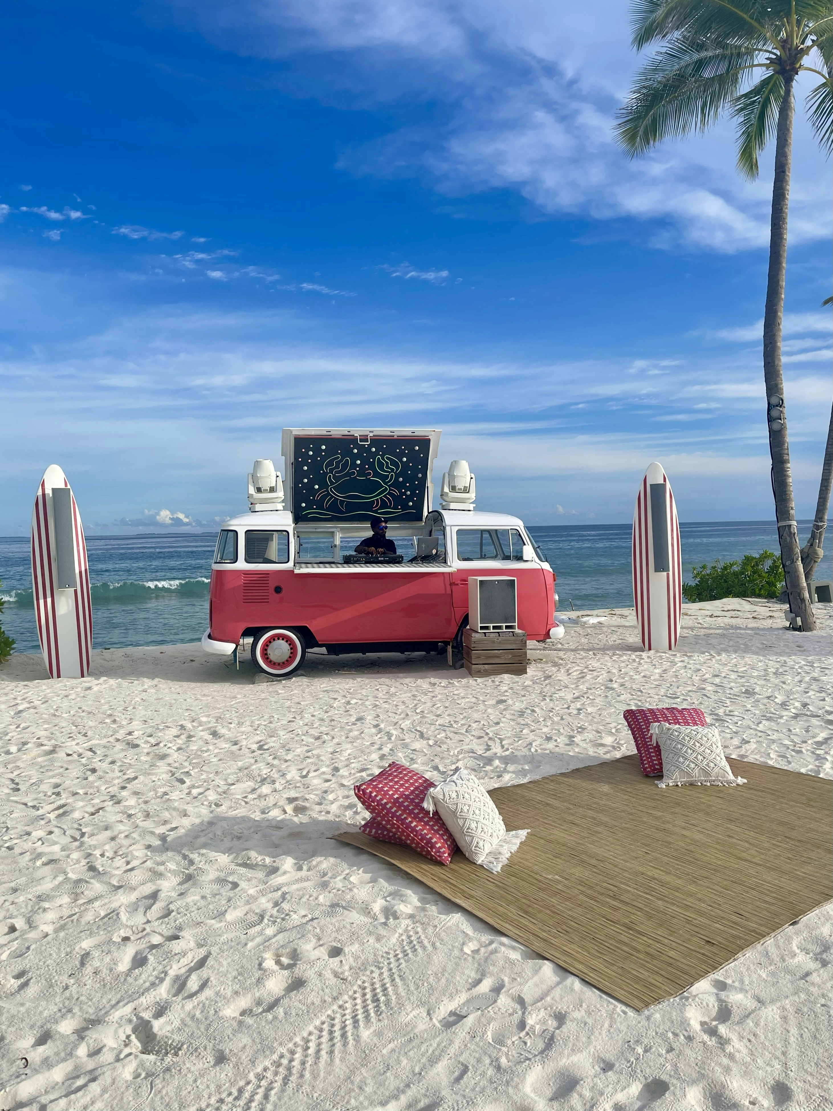 A red and white van parked on top of a sandy beach photo – Free Beach ...