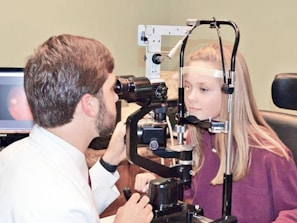 Optometría, lentes de contacto, prótesis ocular