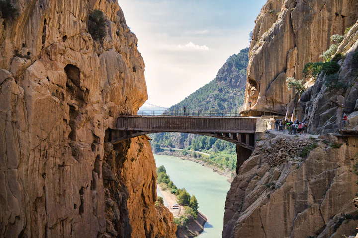 Brug over de rivier tussen de bergwanden van de kloof bij El Chorro