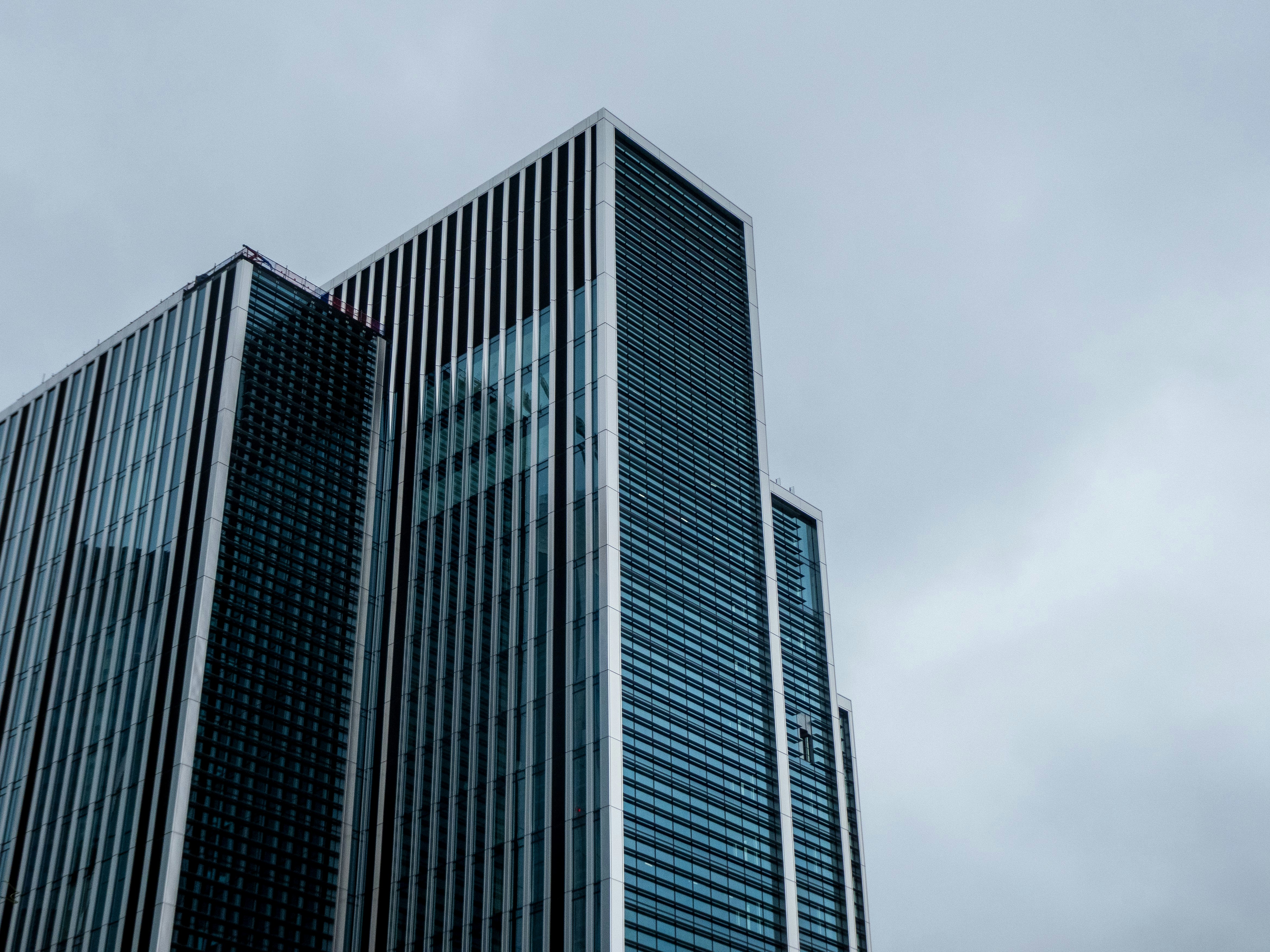 Un edificio molto alto con un cielo sullo sfondo