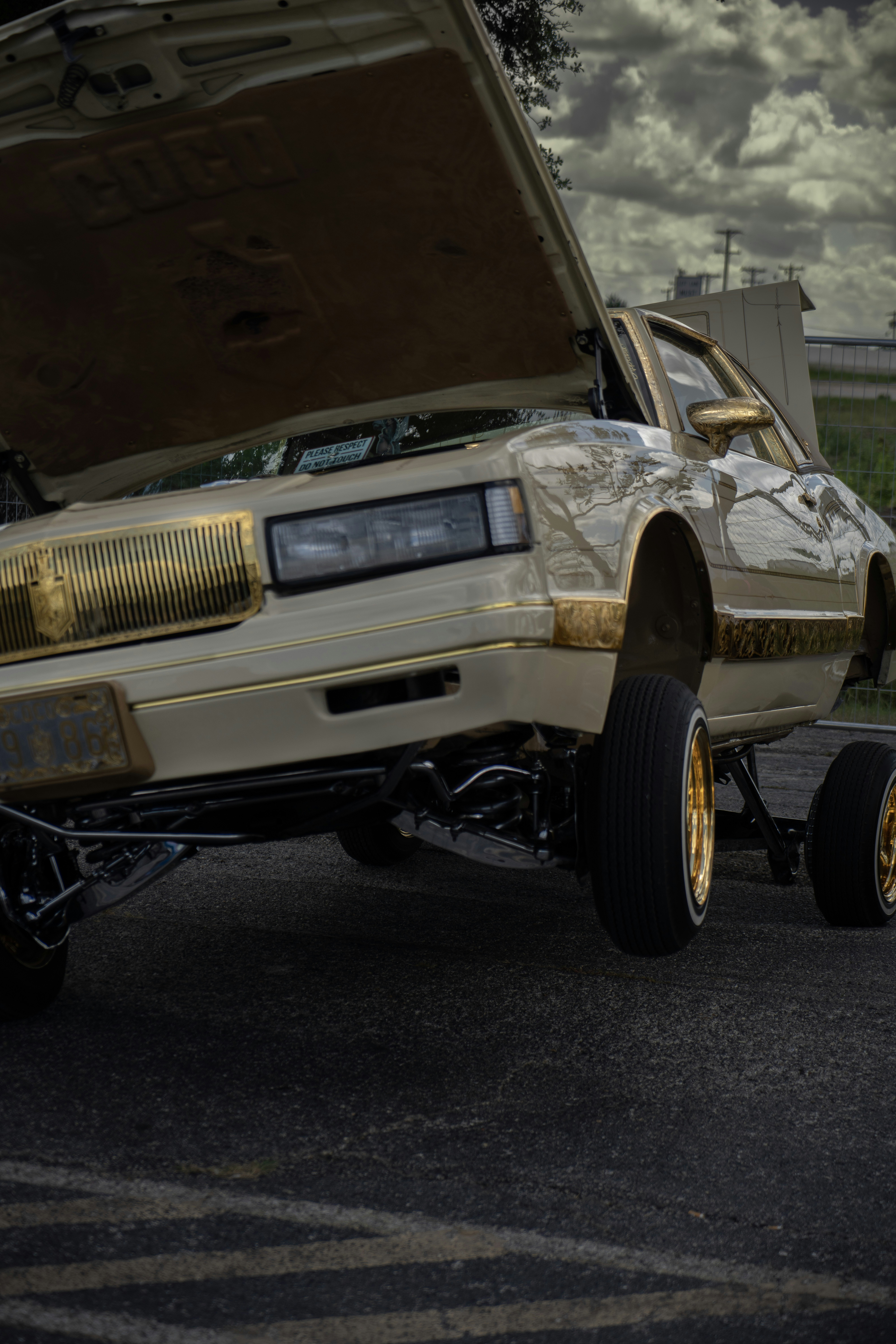 Um carro com o capô aberto parado em um estacionamento