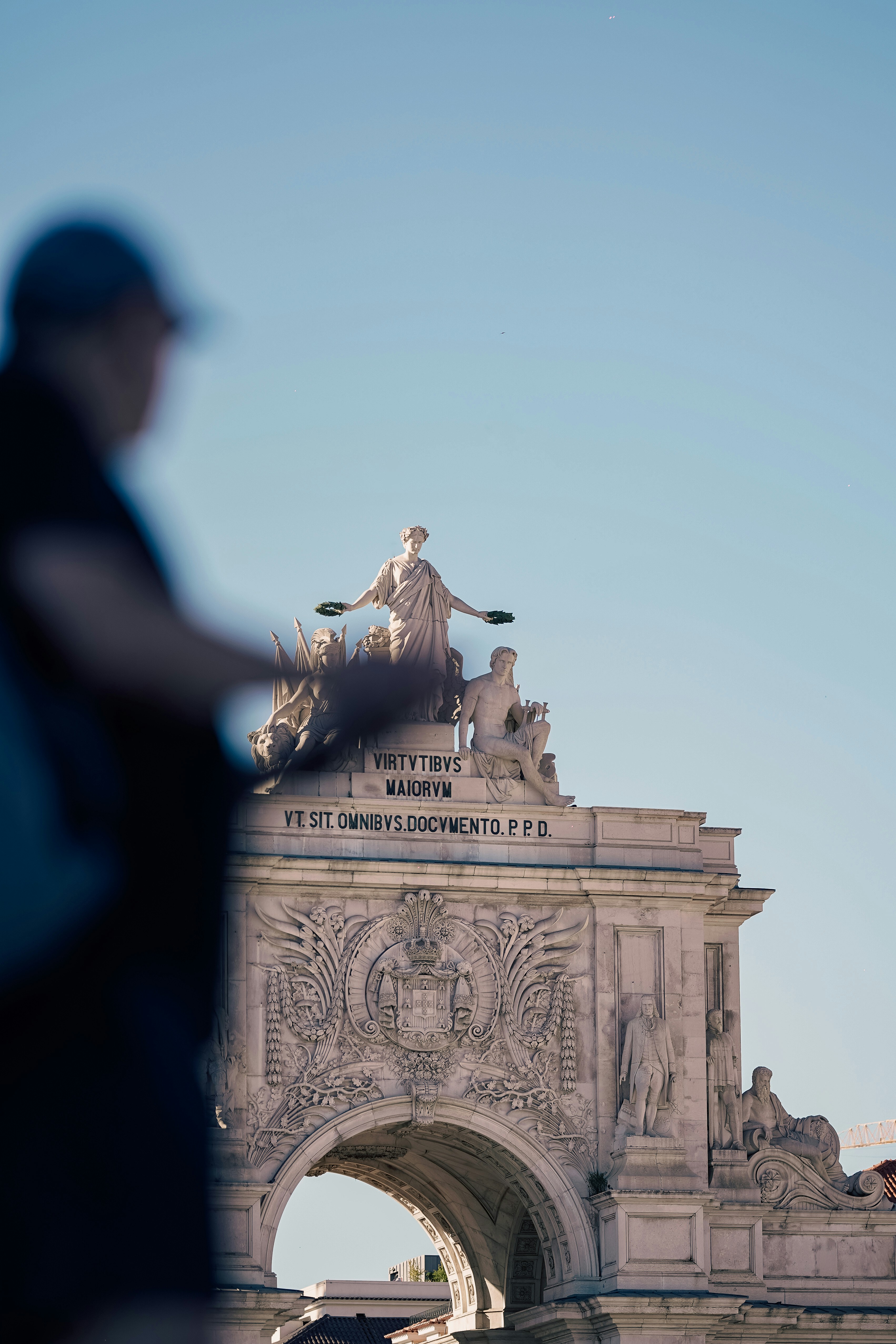 돌 아치 앞에 서 있는 남자