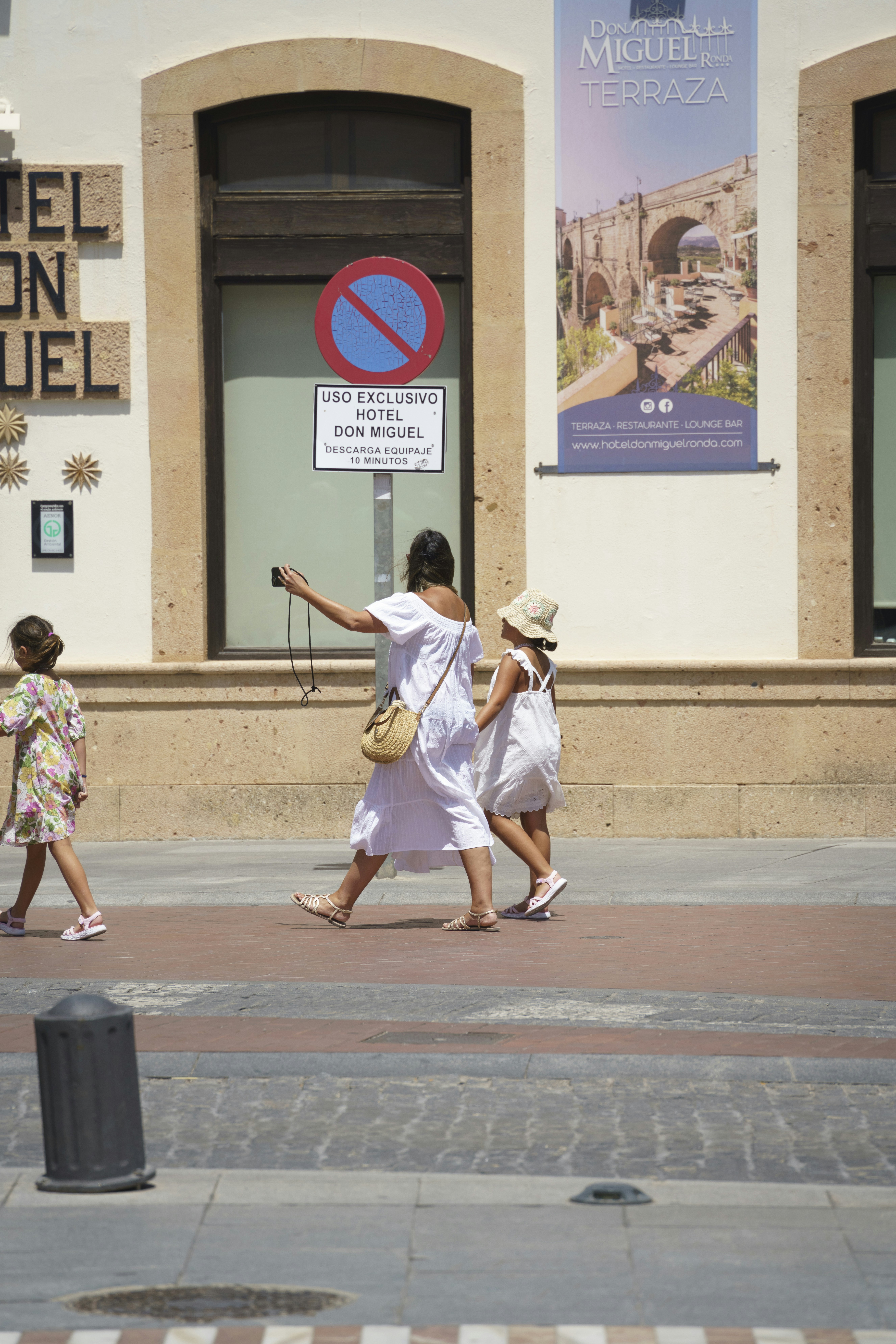 Pessoa caminhando na rua de BH, observando anúncios