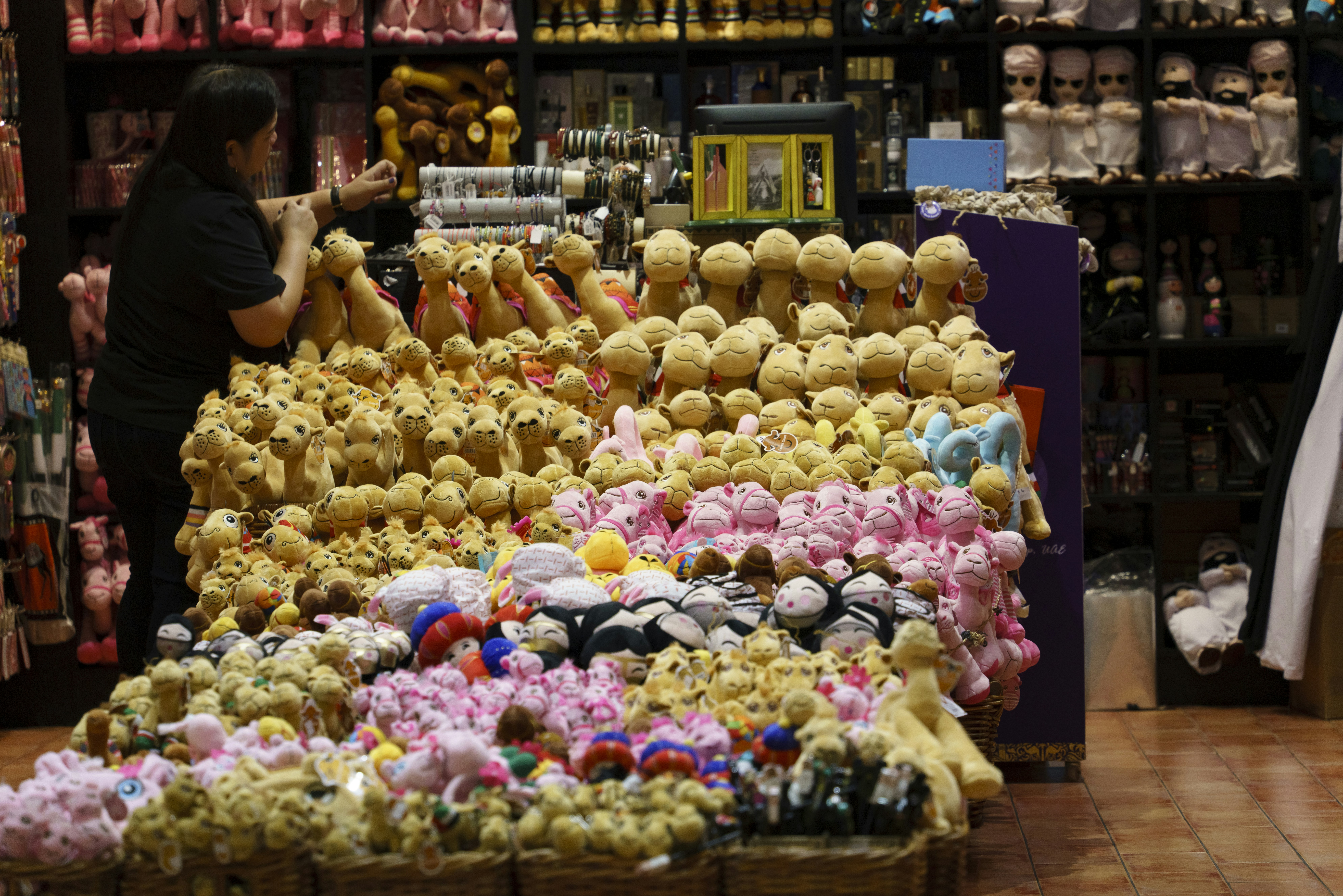 Seseorang berdiri di depan pajangan boneka binatang
