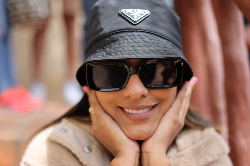 Mujer seductora con sombrero y gafas