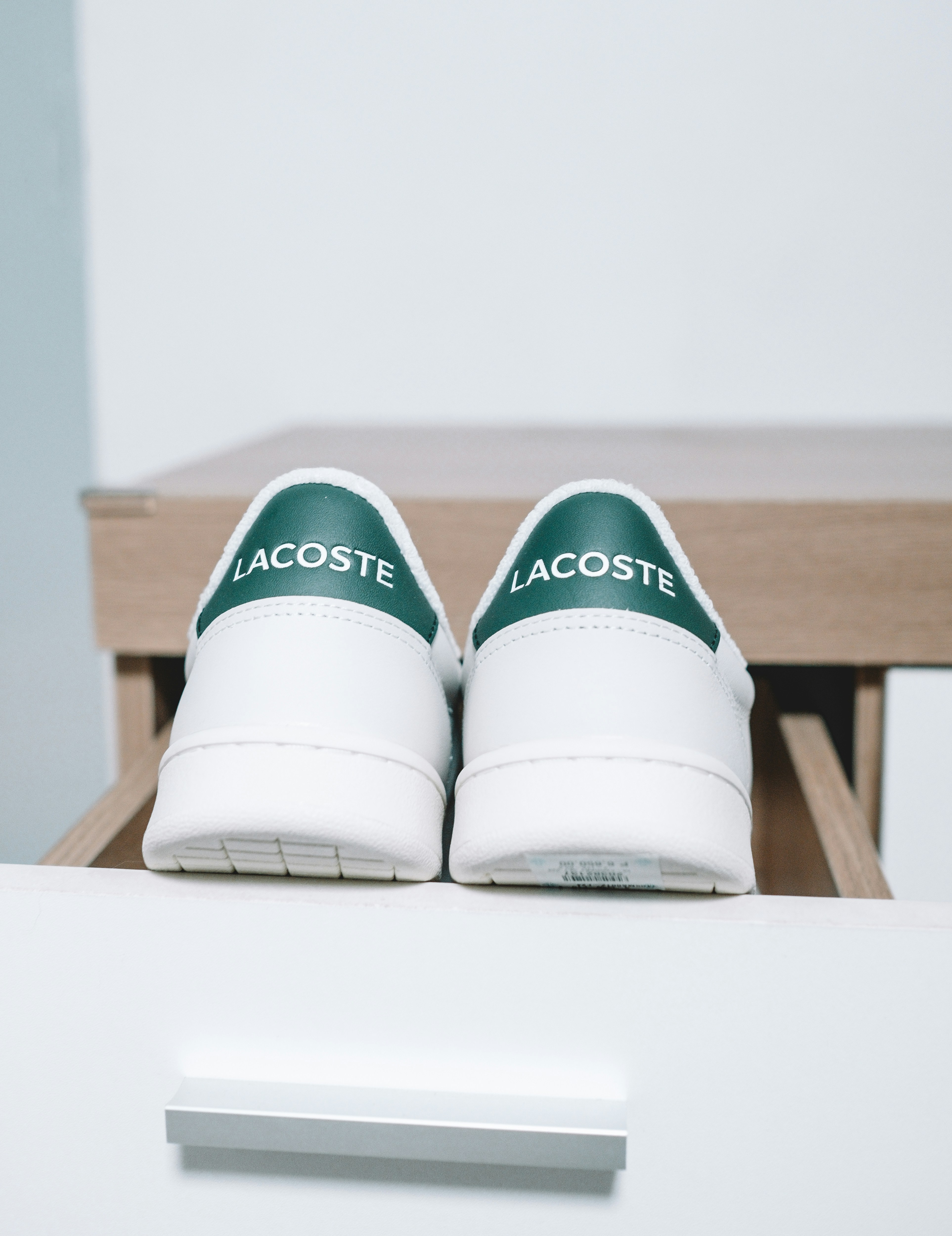 Une paire de chaussures blanches posée sur un comptoir blanc