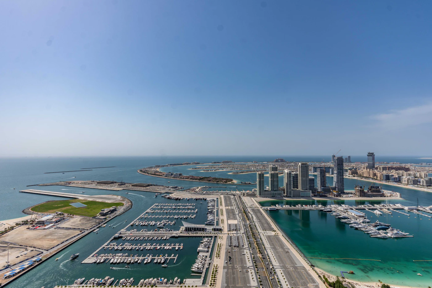 Panoramablick über den Hafen und die Hochhäuser von Dubai Marina