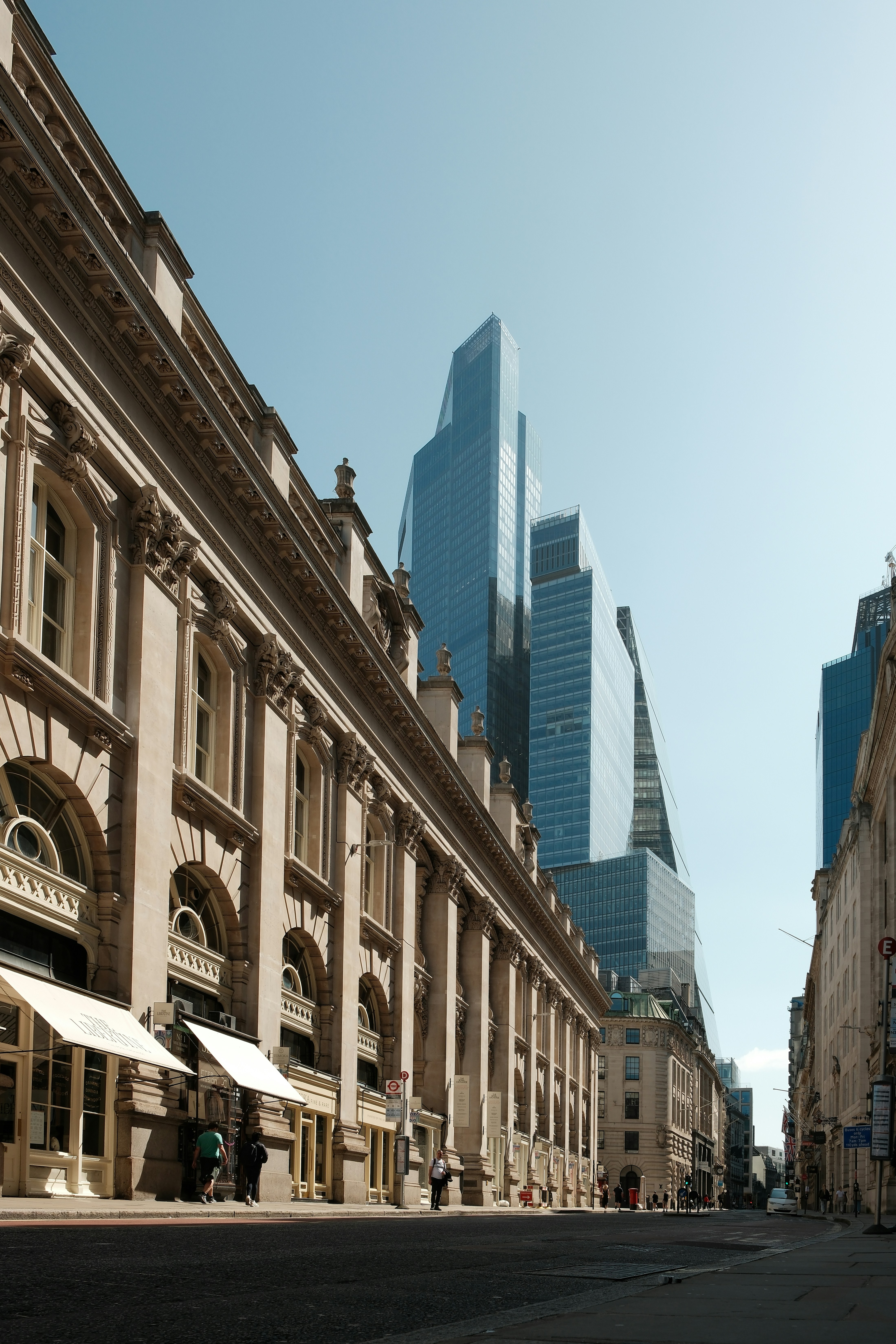 A city street with tall buildings in the background photo – Free London ...