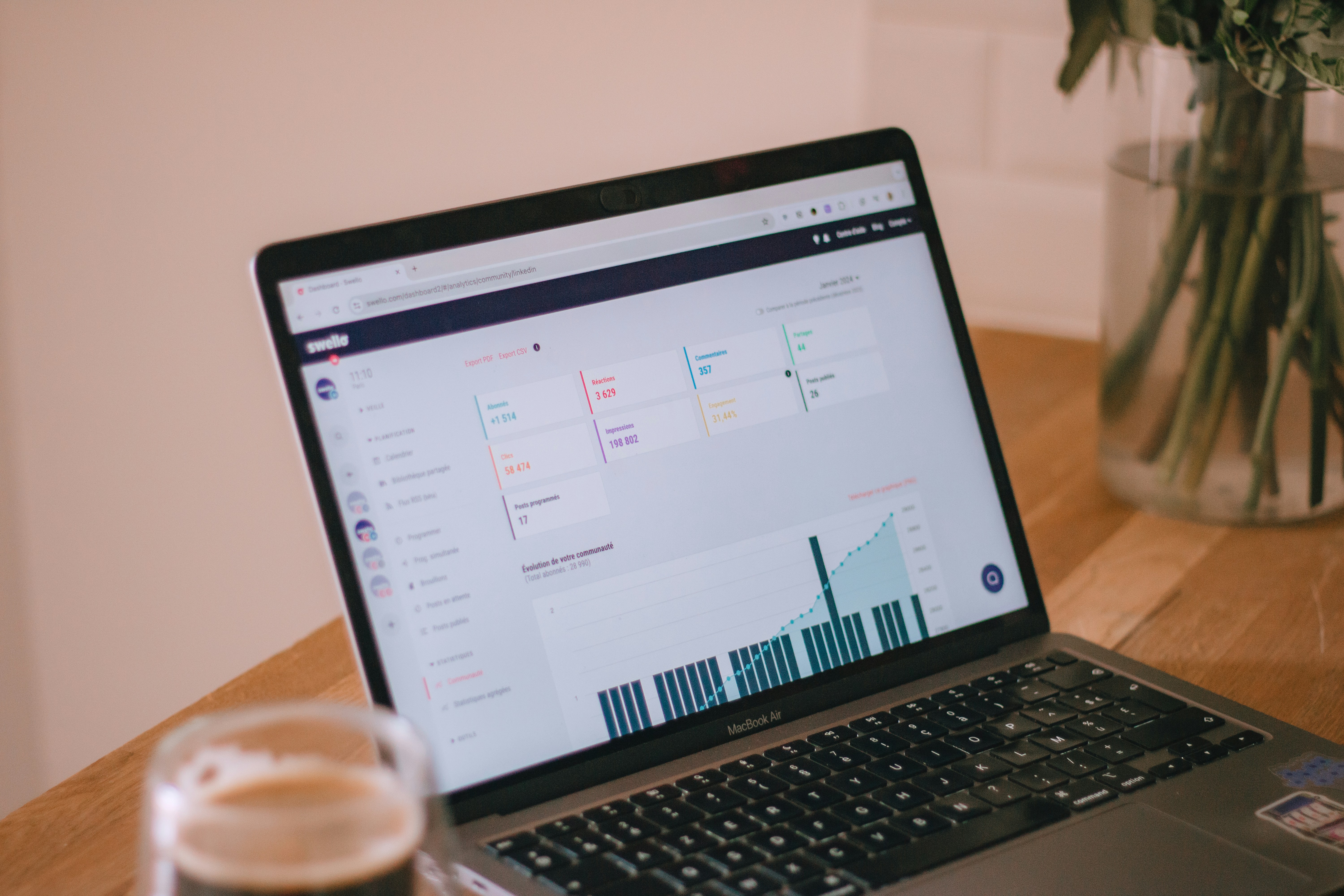 gray computer monitor