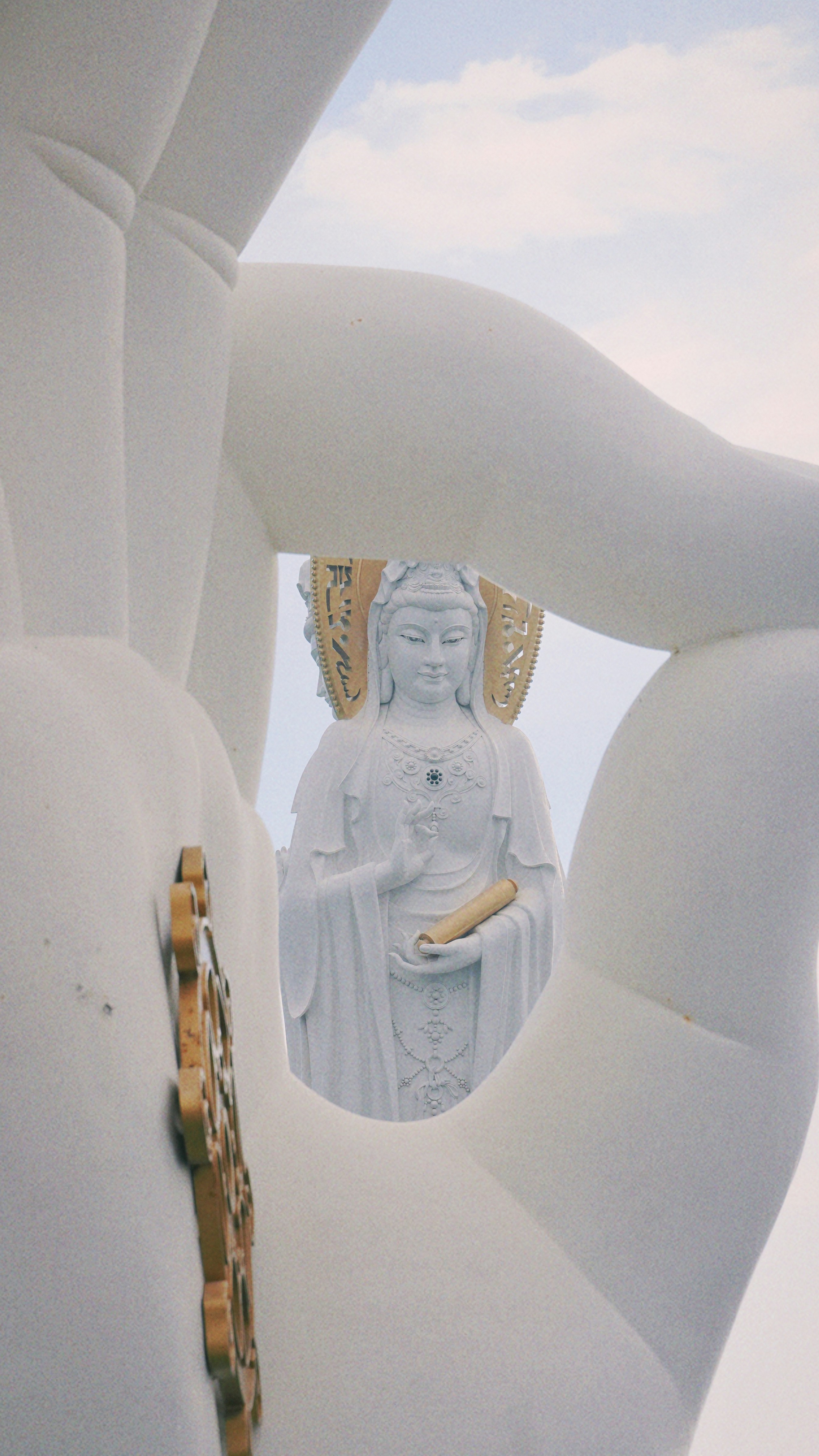 A statue of a buddha in the middle of a building