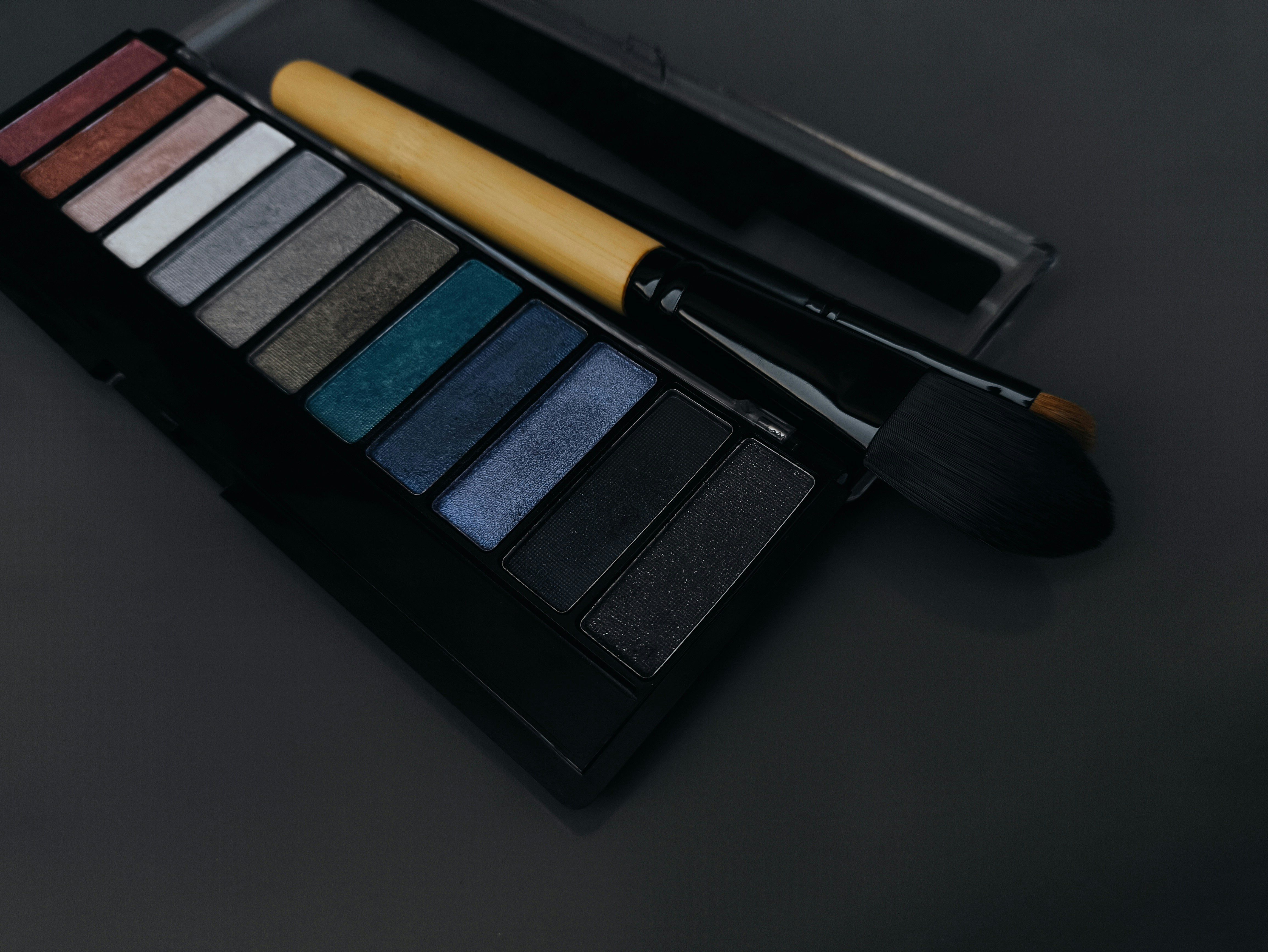 Eine Palette von Brillen und ein Pinsel auf einem Tisch