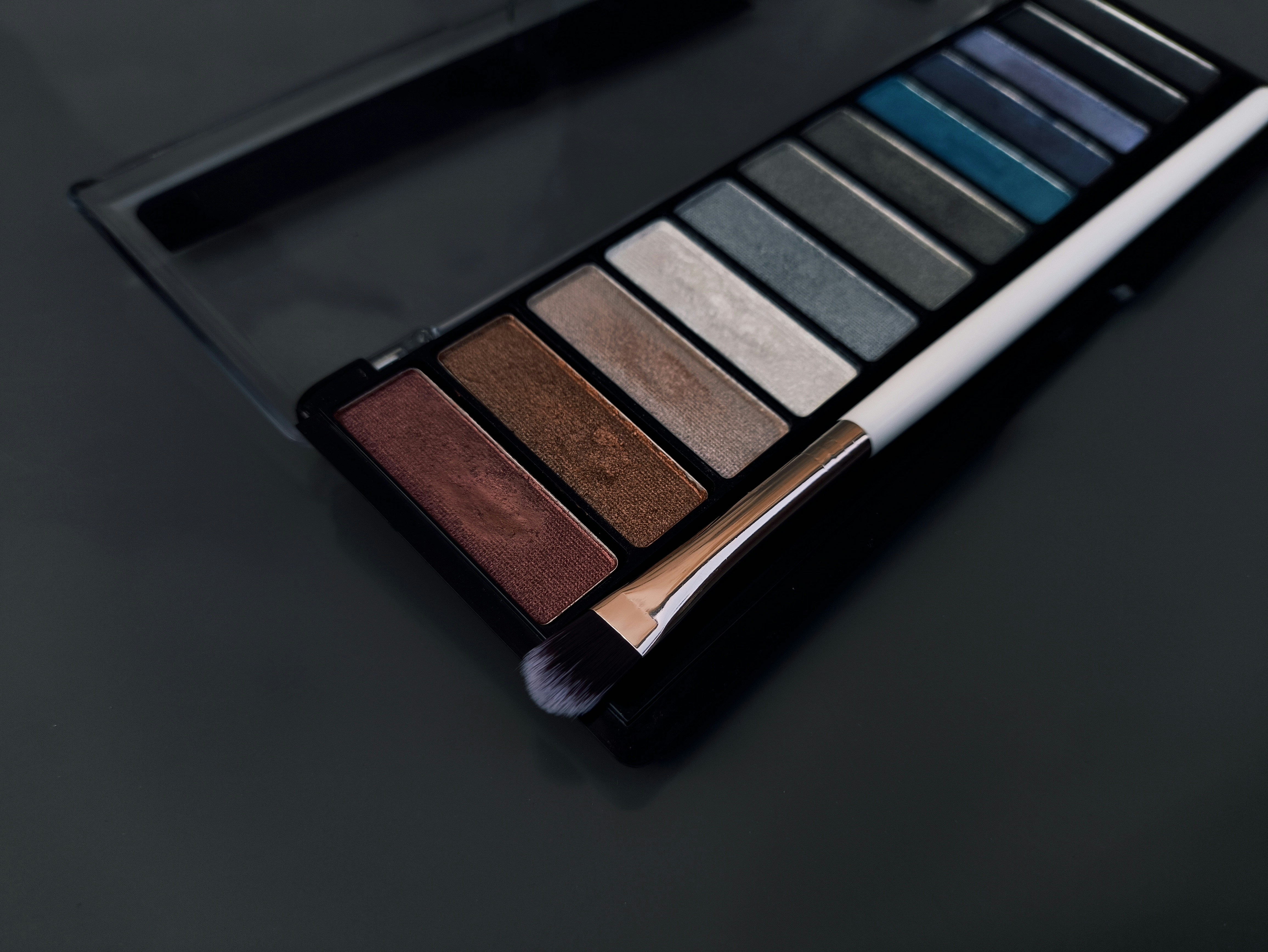 Eine Palette von Brillen, die auf einem Tisch liegen
