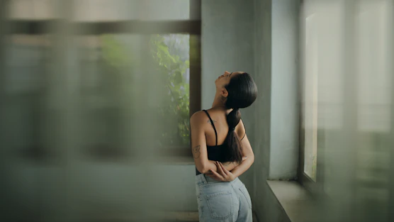 une femme s'étire le dos douloureux