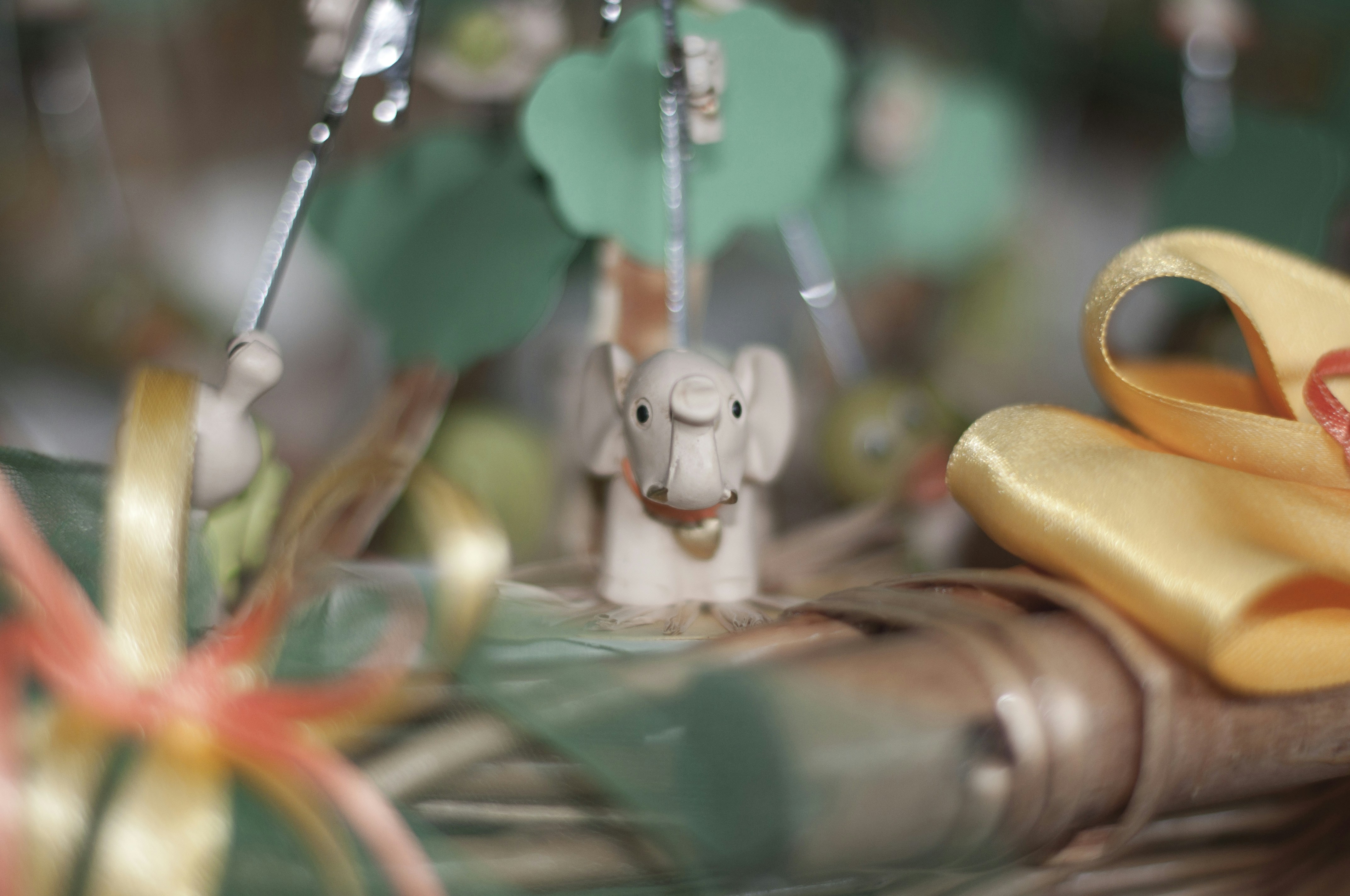 木製のテーブルの上にはさみが置かれている