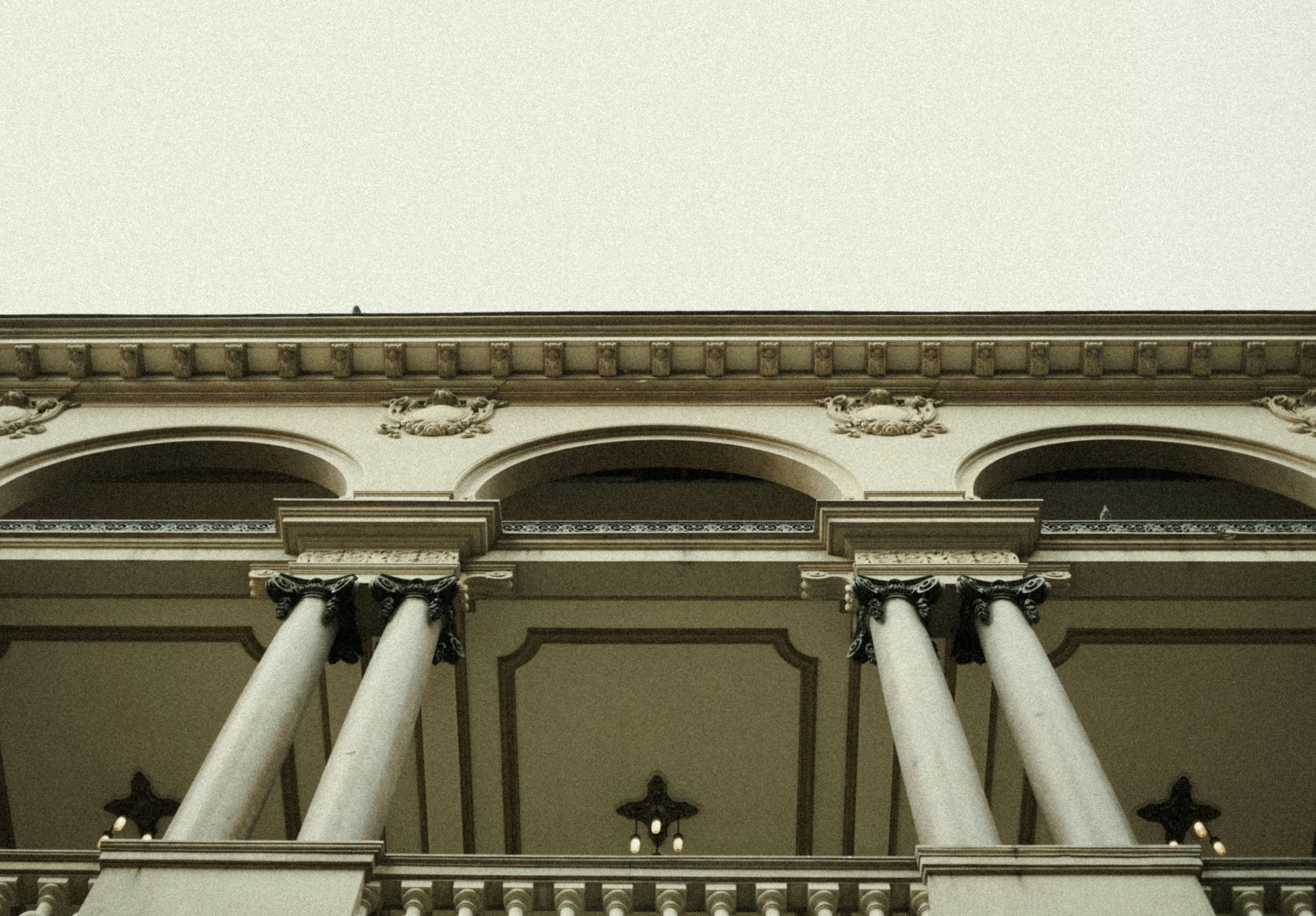 Un bâtiment avec des colonnes et une horloge au sommet