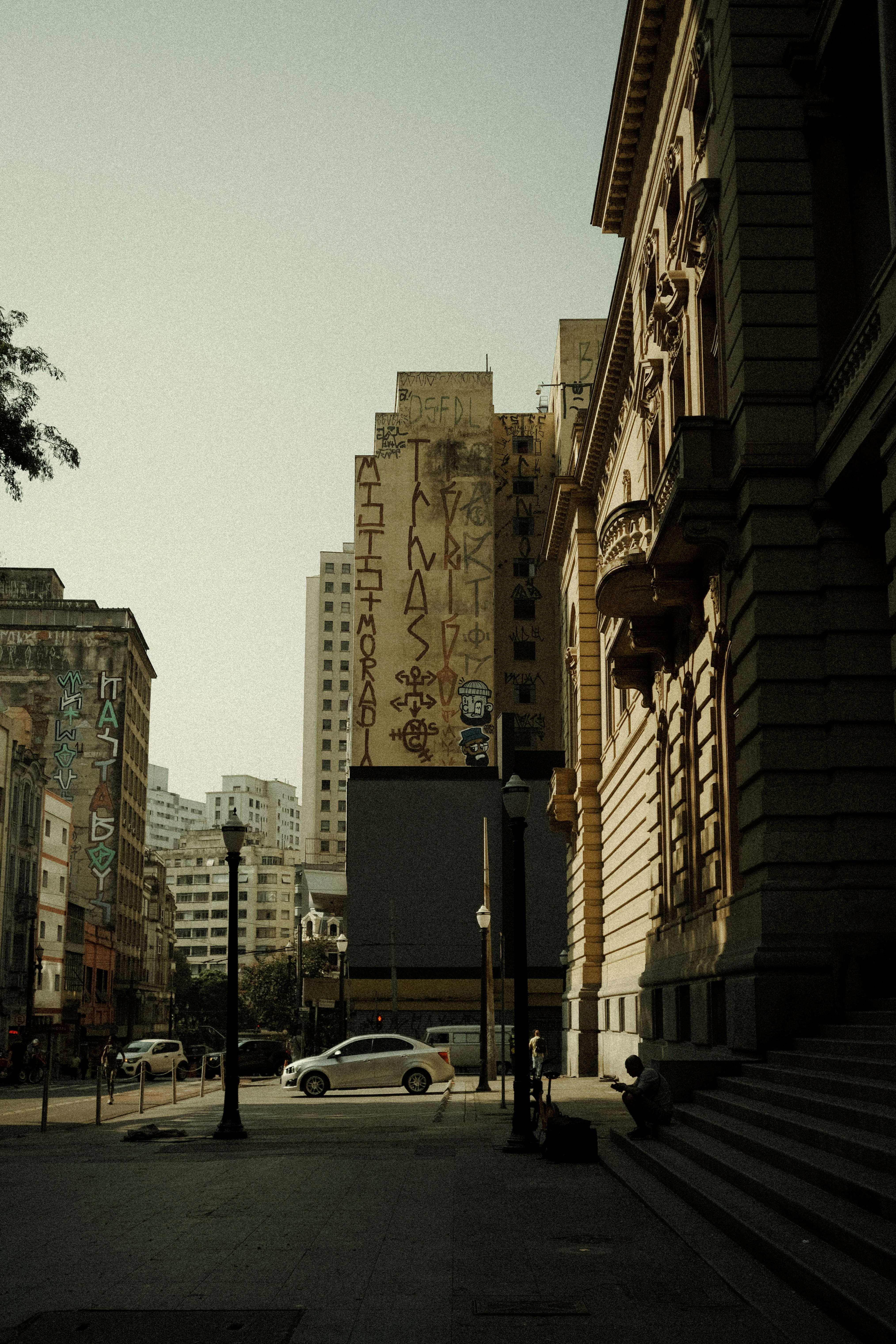 Une rue de la ville avec un tas de grands immeubles