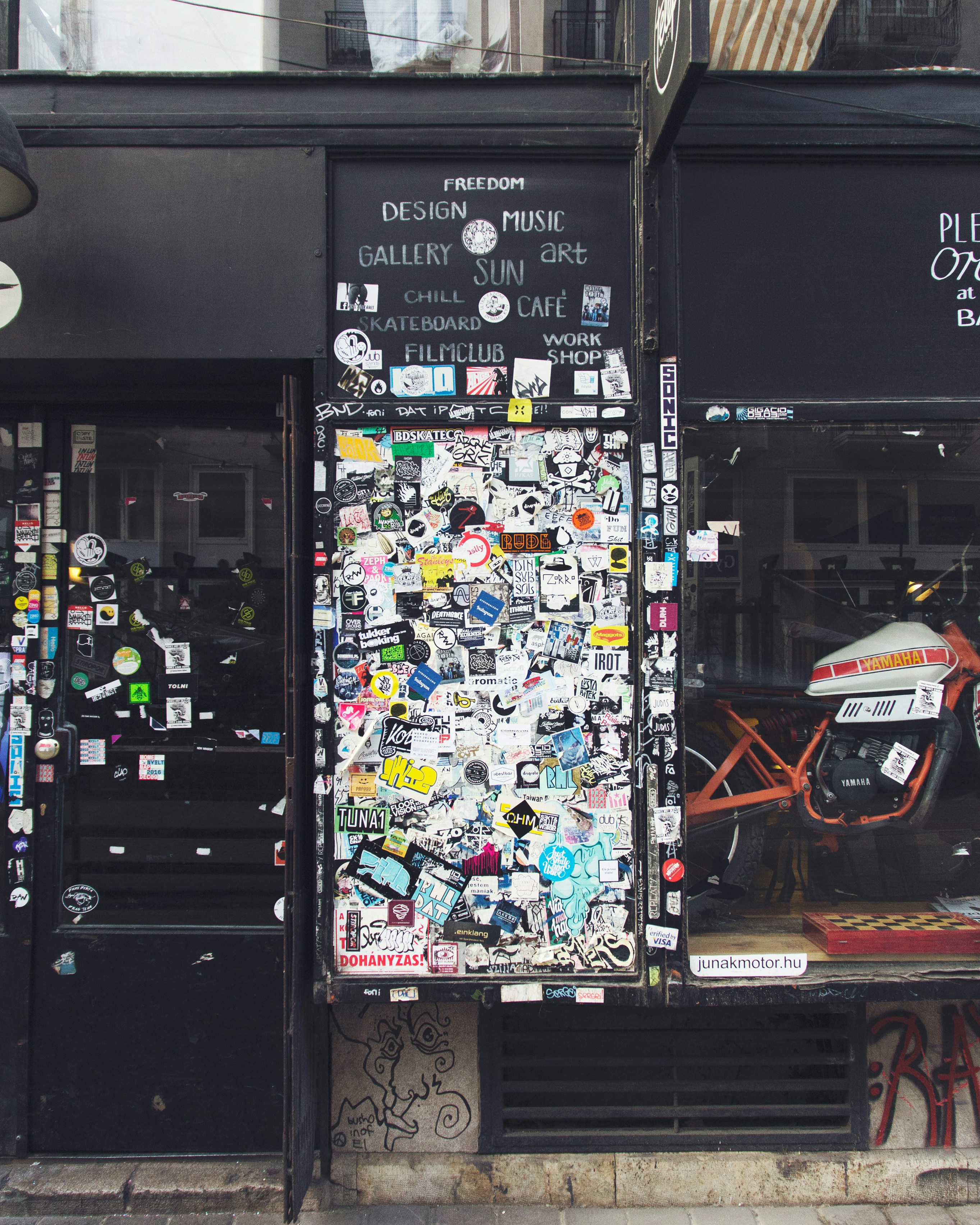 Uma motocicleta estacionada em frente a uma loja