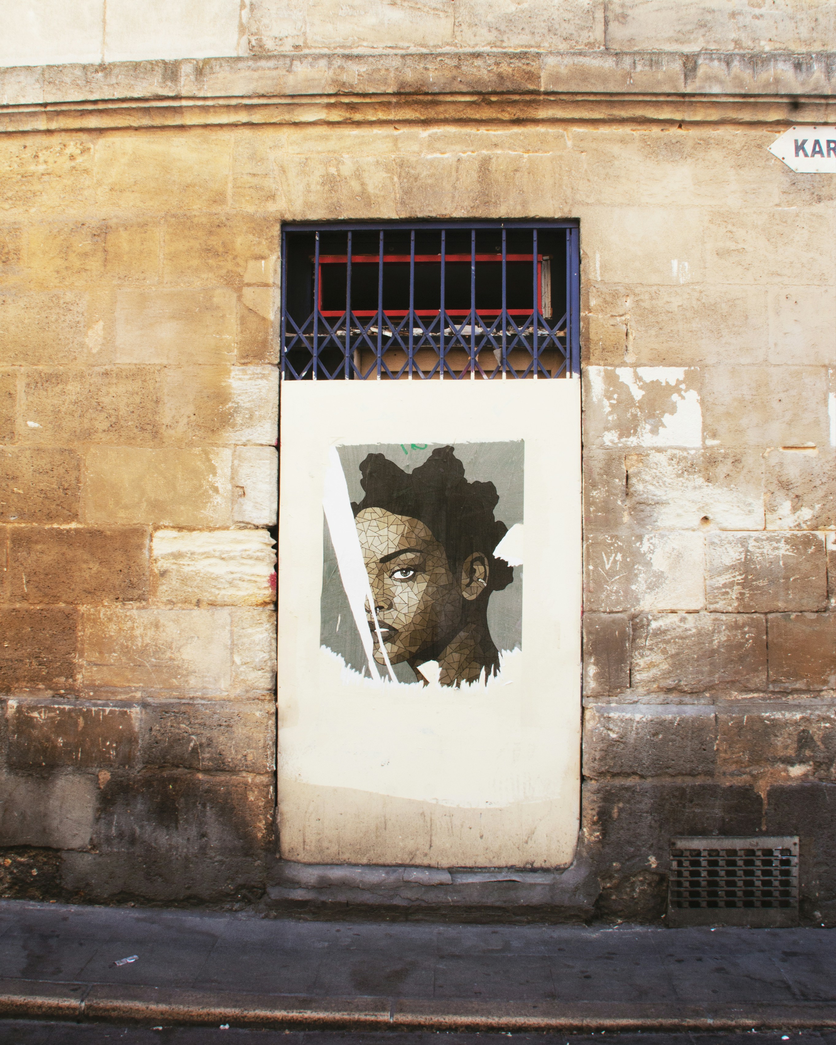 Uma foto do rosto de uma mulher na lateral de um prédio