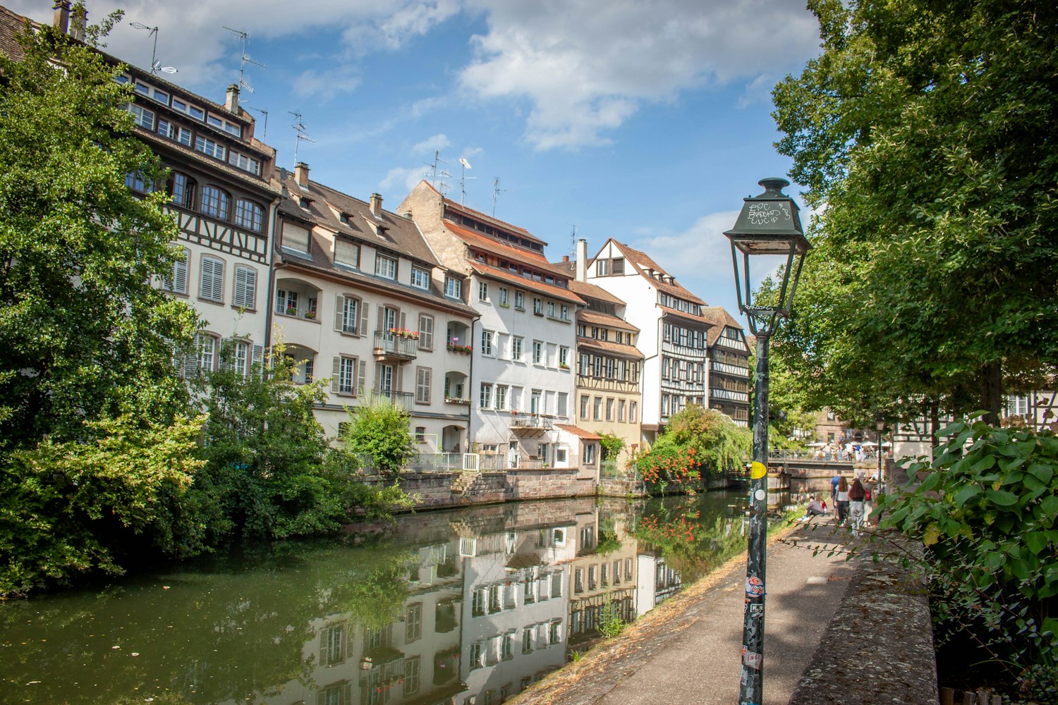 Strasbourg, bâtiments le long du canal