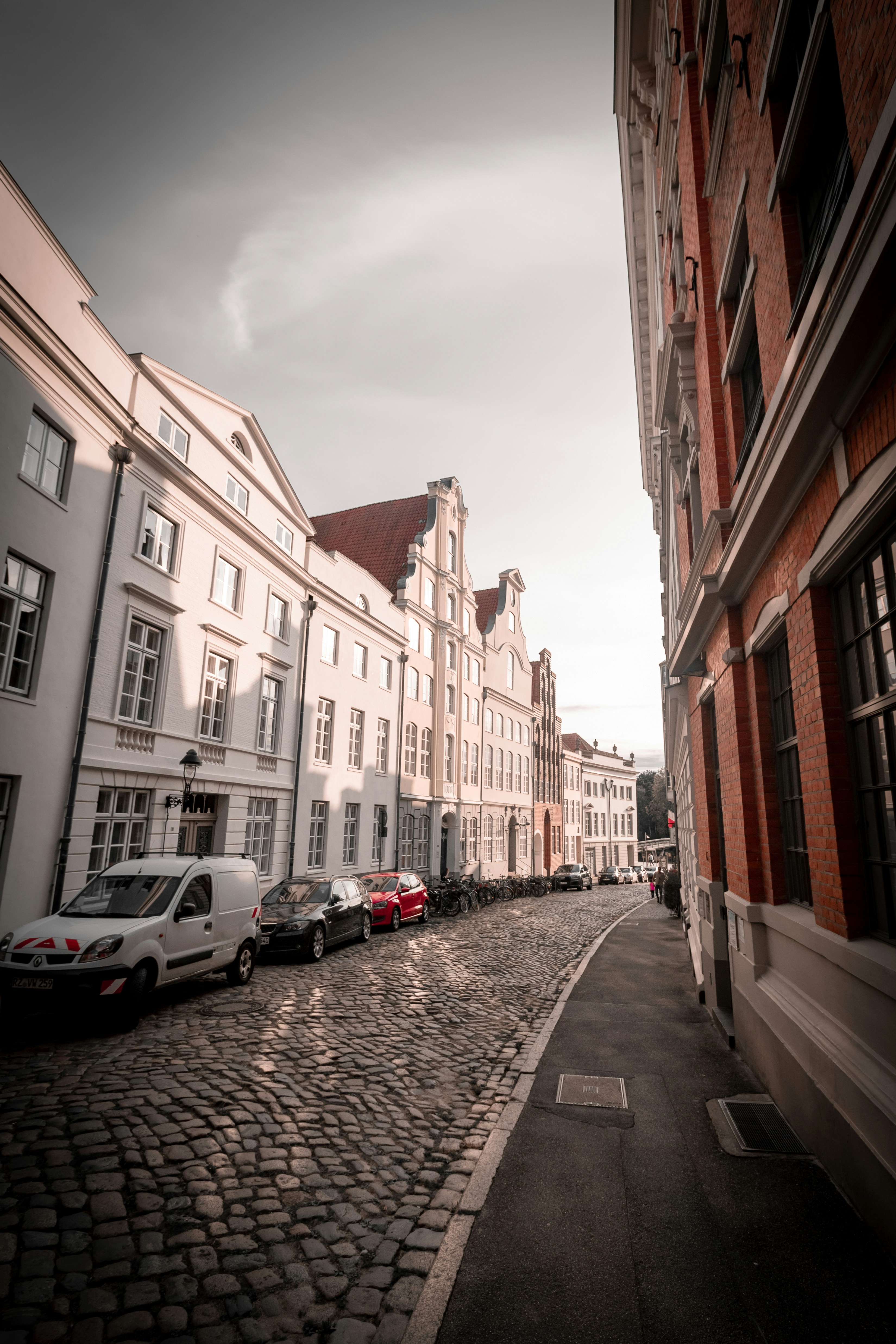 A city street with cars parked on the side of it