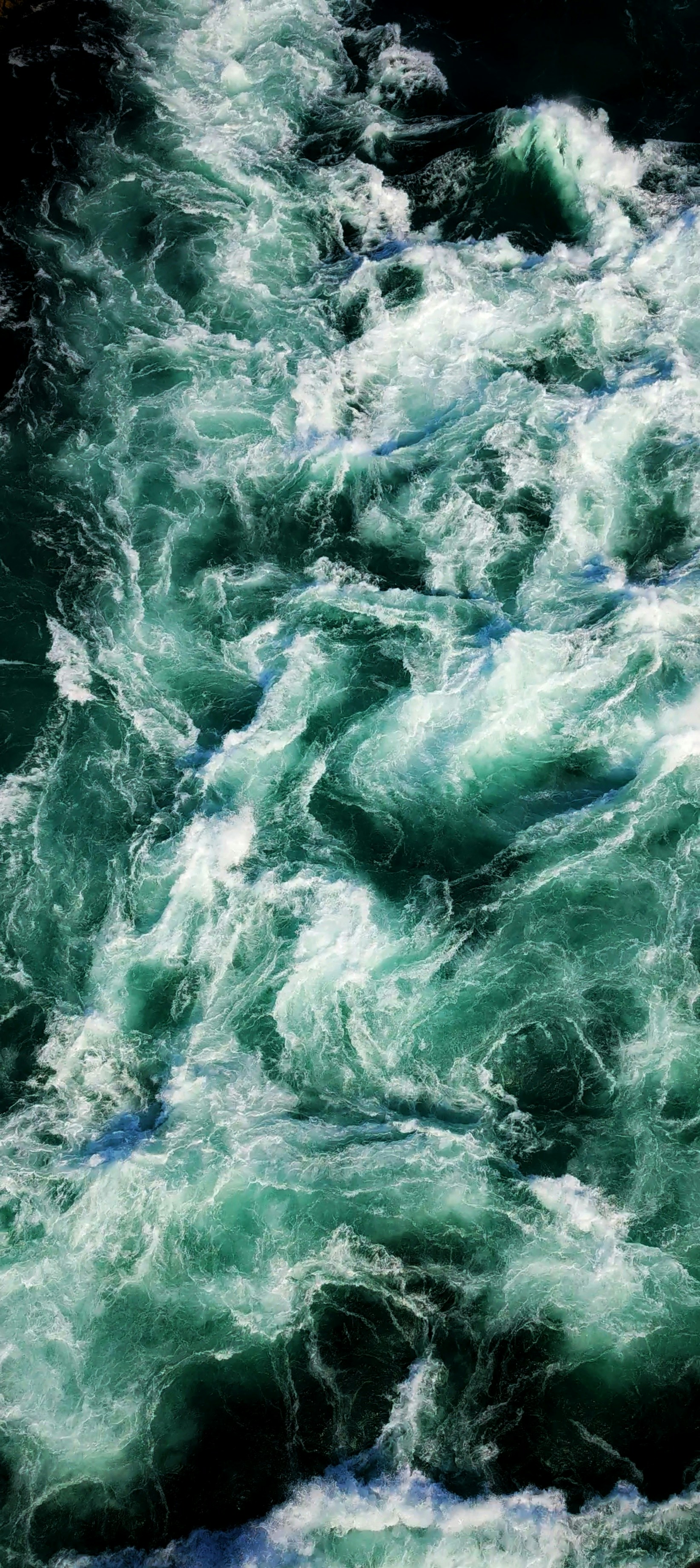 Um grande corpo de água cercado por ondas
