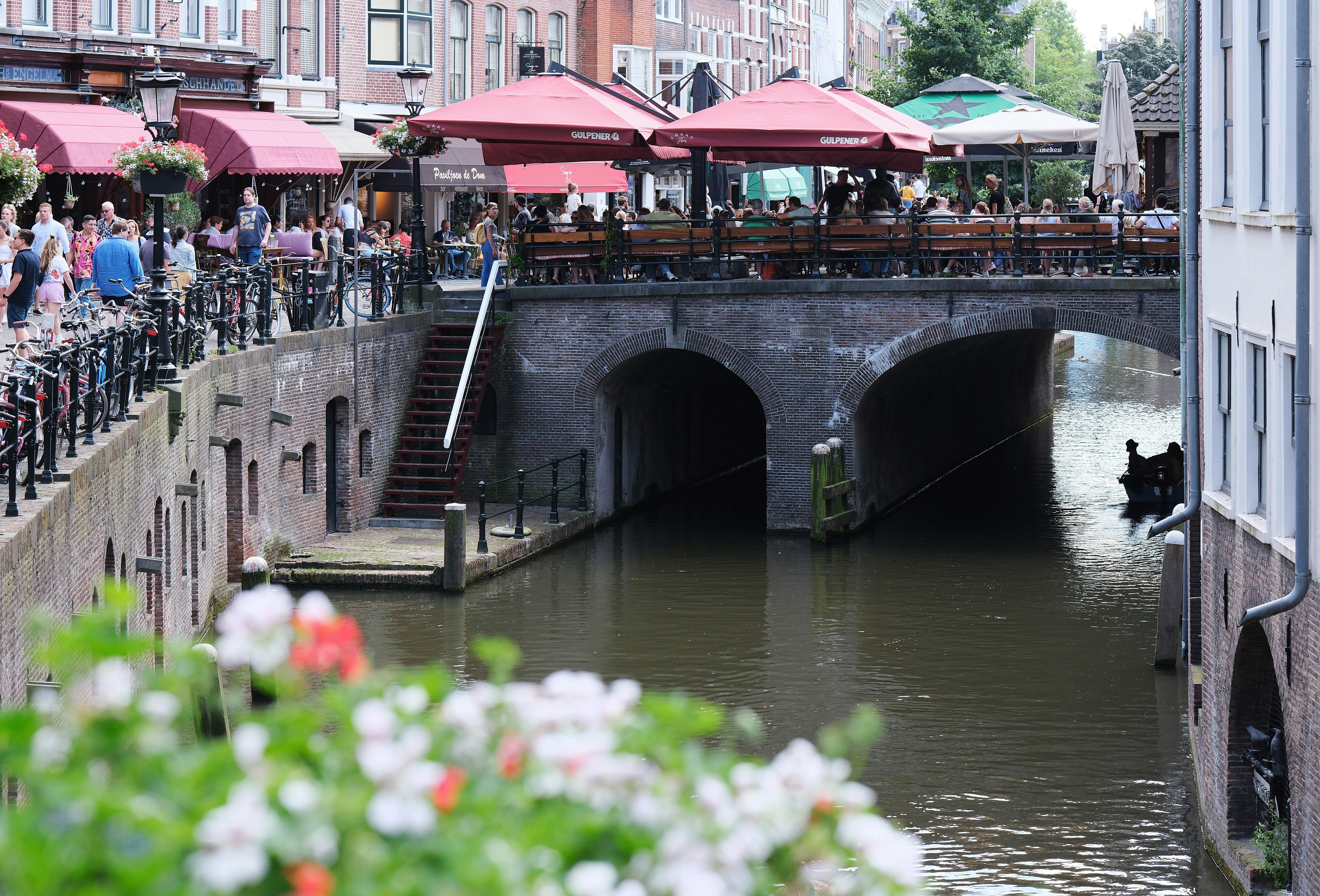 A bridge over a river with a bunch of people on it, Utrecht, Netherlands