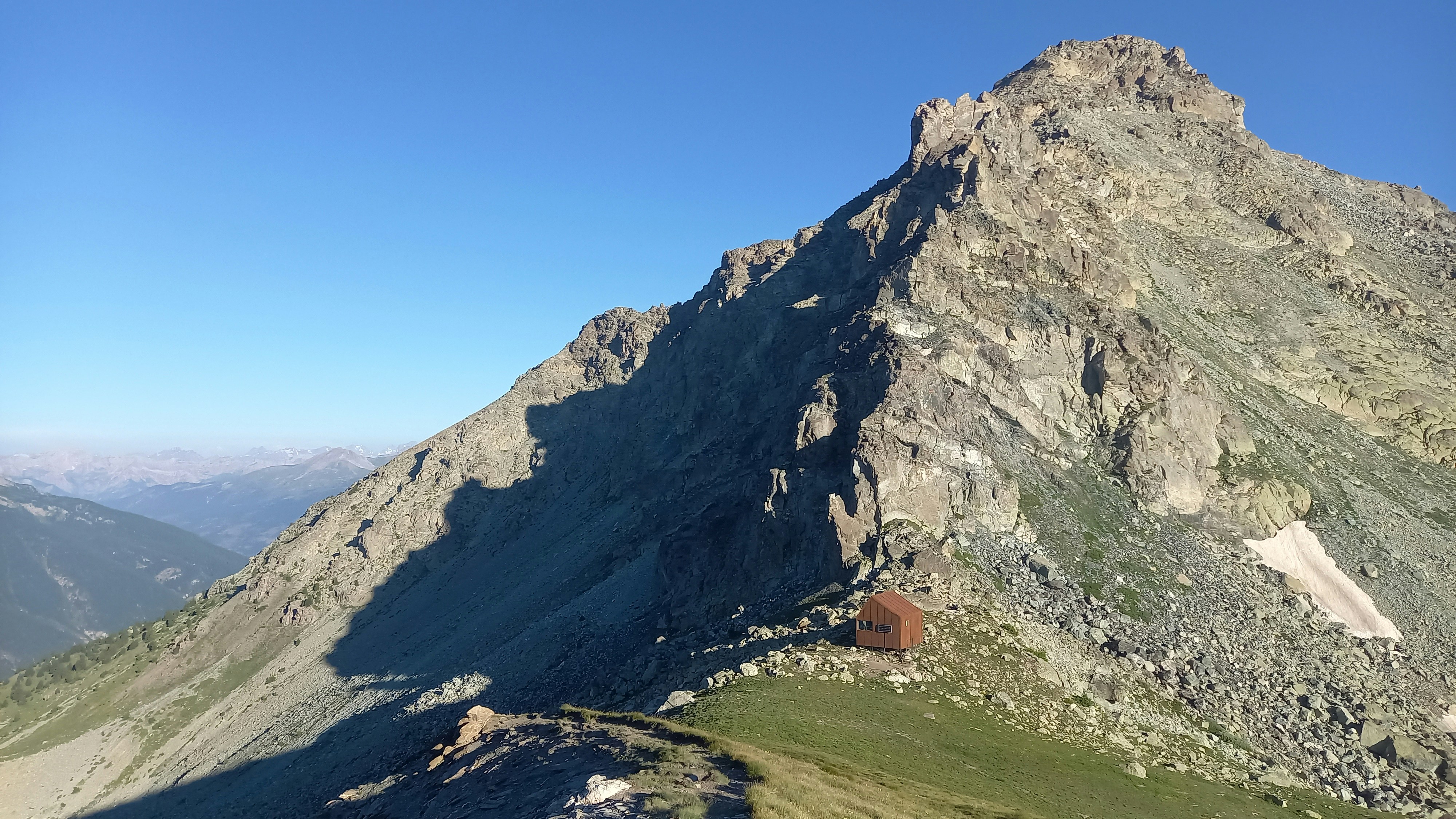 A view of a mountain from the top of a hill