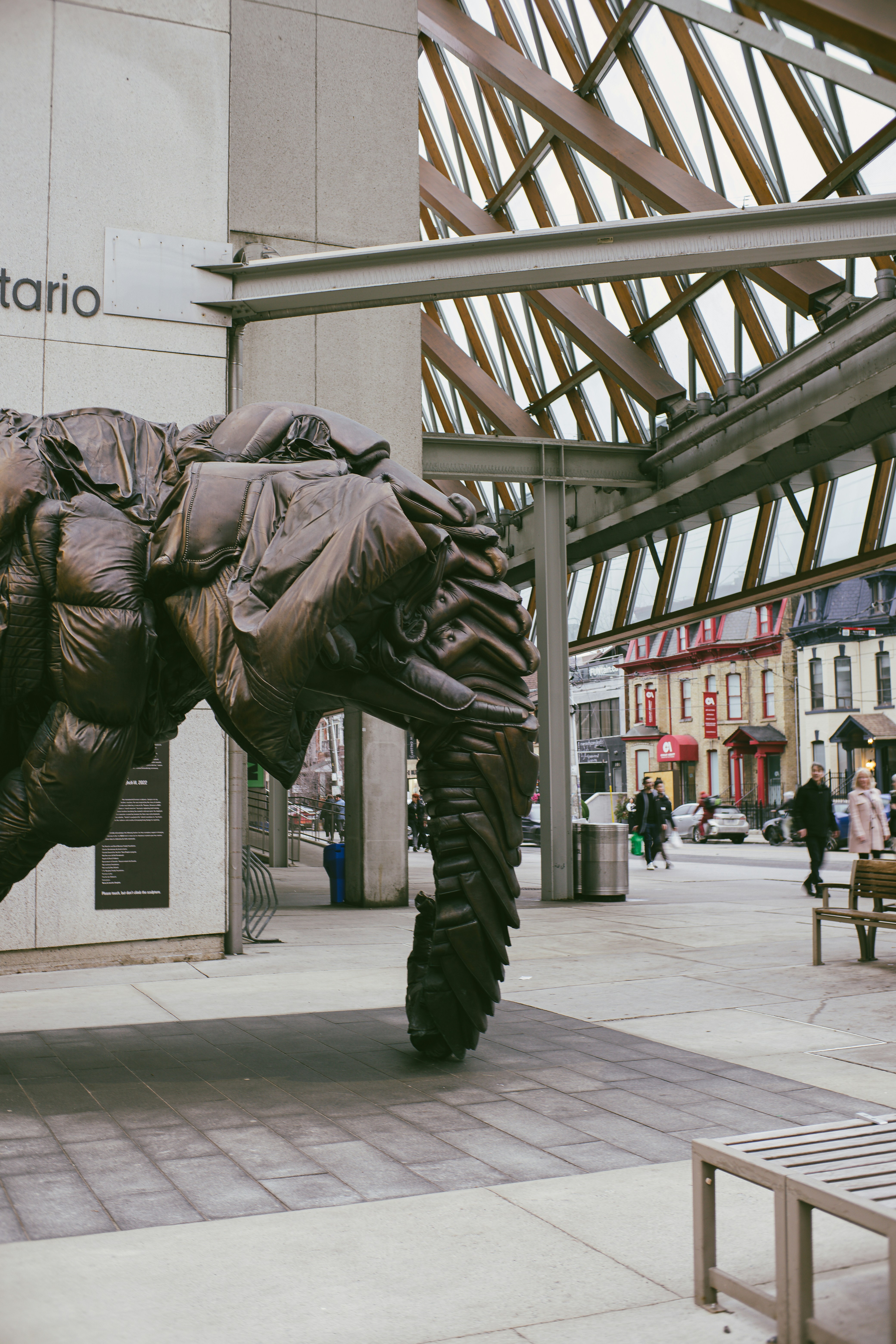 Uma escultura de um cachorro está no meio de um pátio