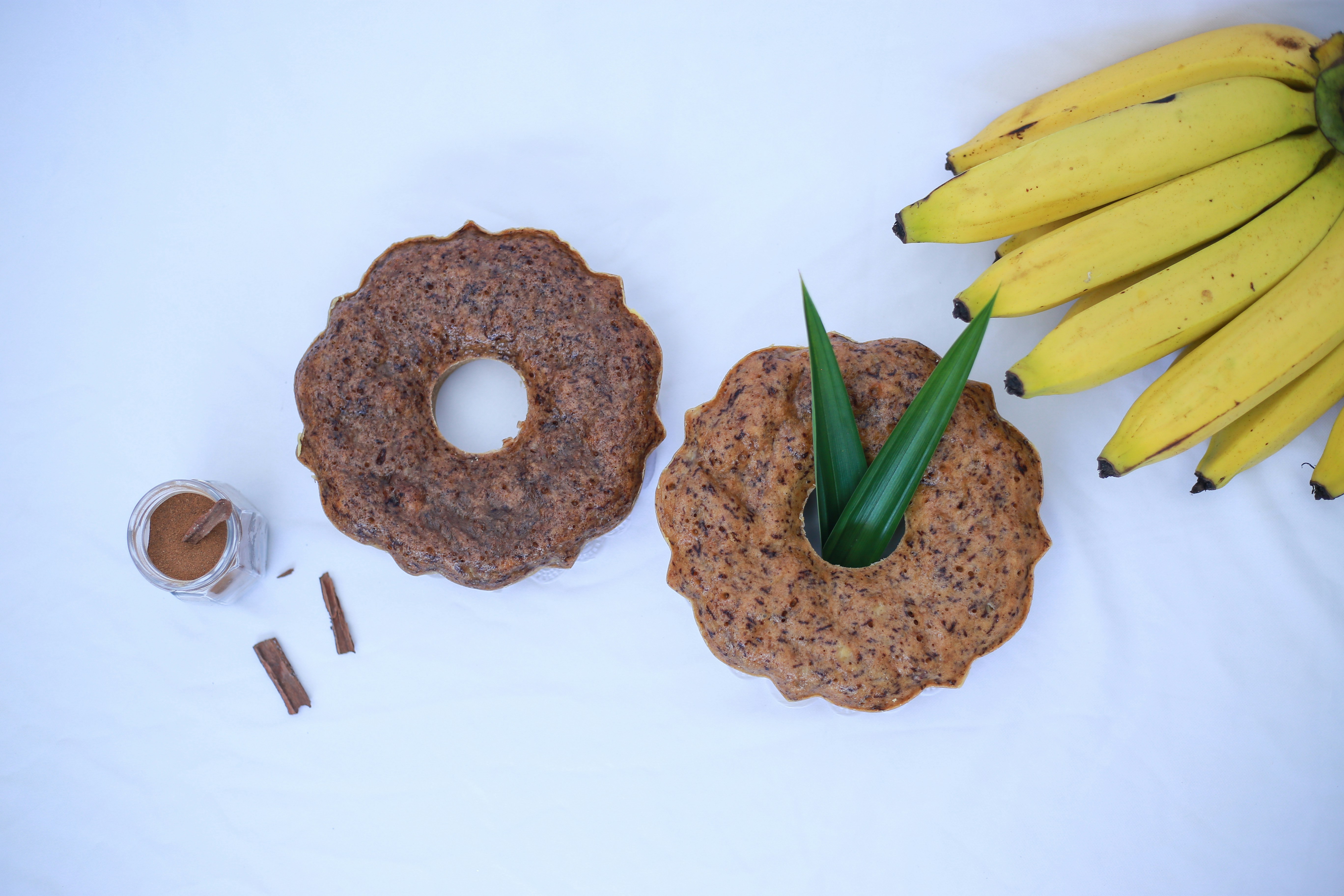 Um cacho de bananas e um pouco de comida em uma mesa