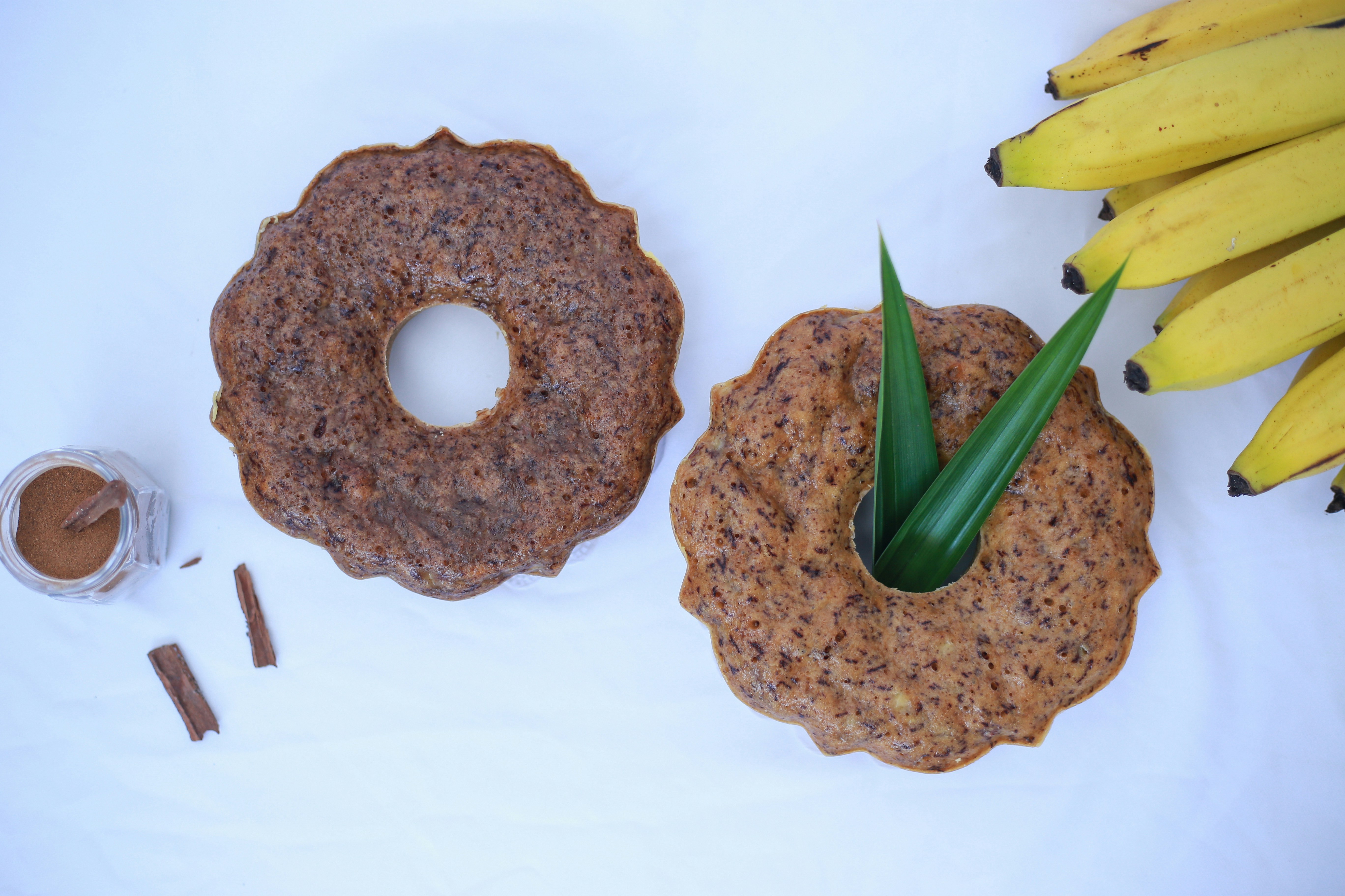 Uma mesa coberta com dois donuts e bananas