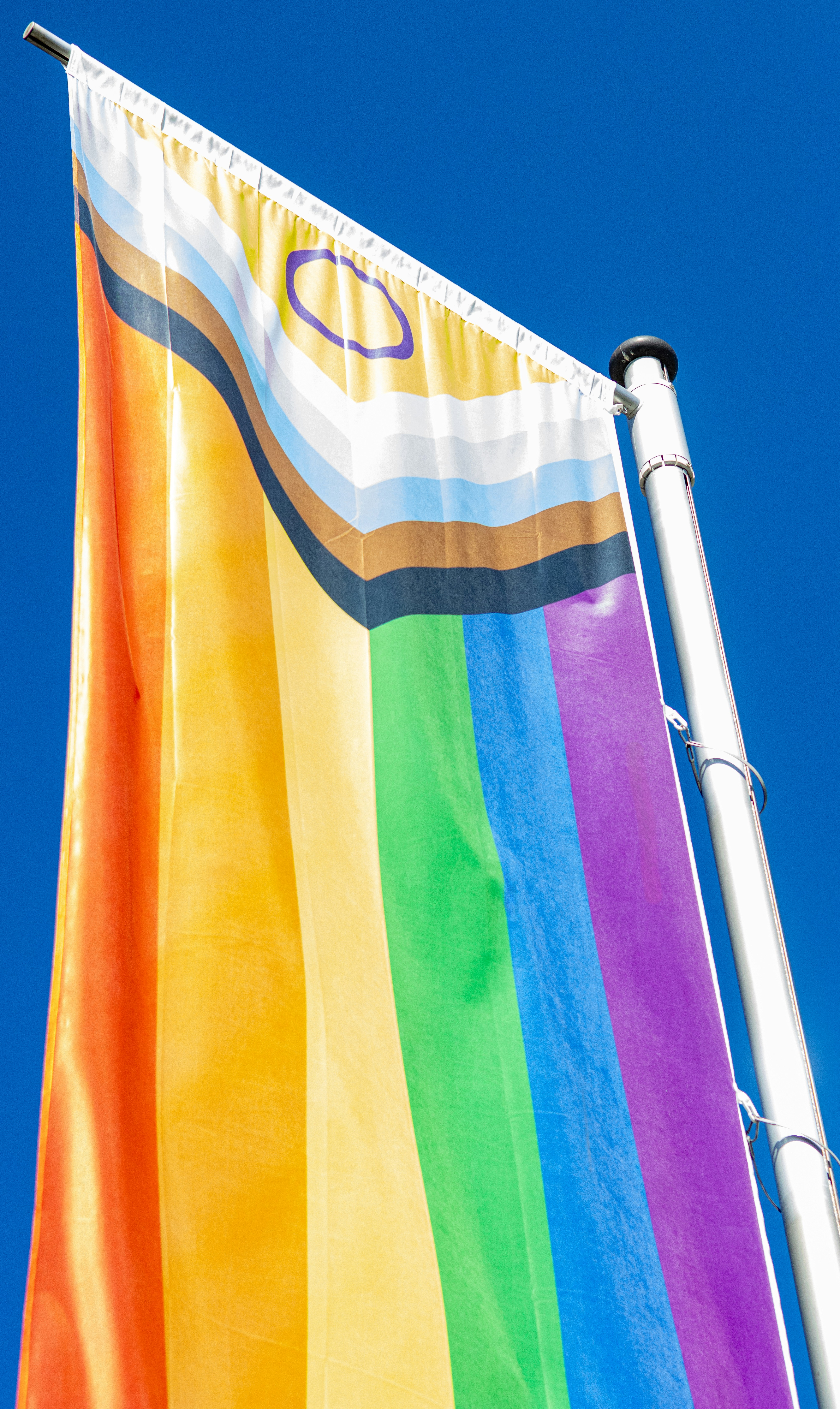 Un drapeau aux couleurs de l’arc-en-ciel flottant dans le ciel