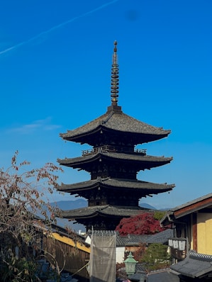 A tall building with a tall tower in the middle of it